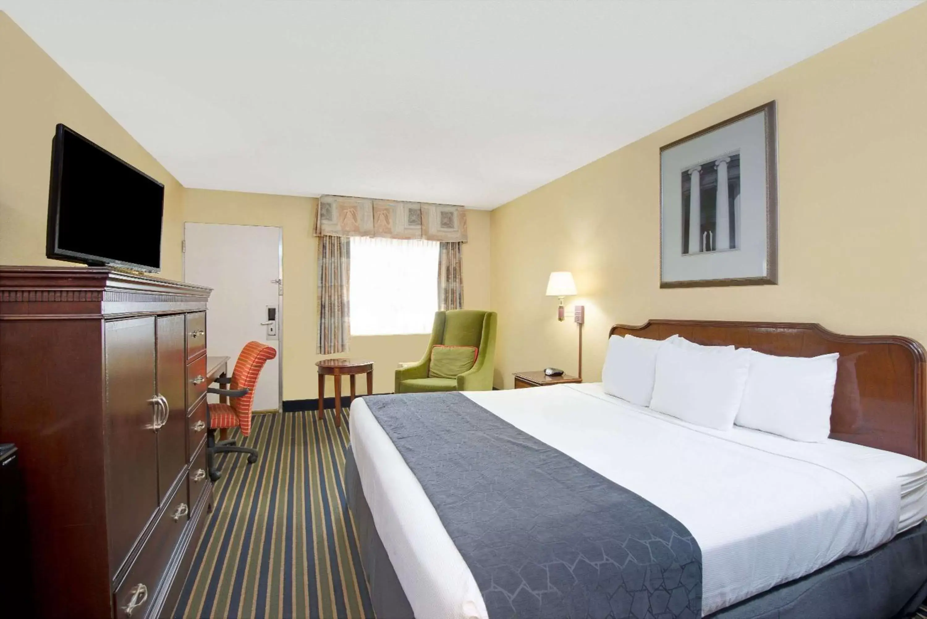 Photo of the whole room, Bed in Days Inn by Wyndham Towson