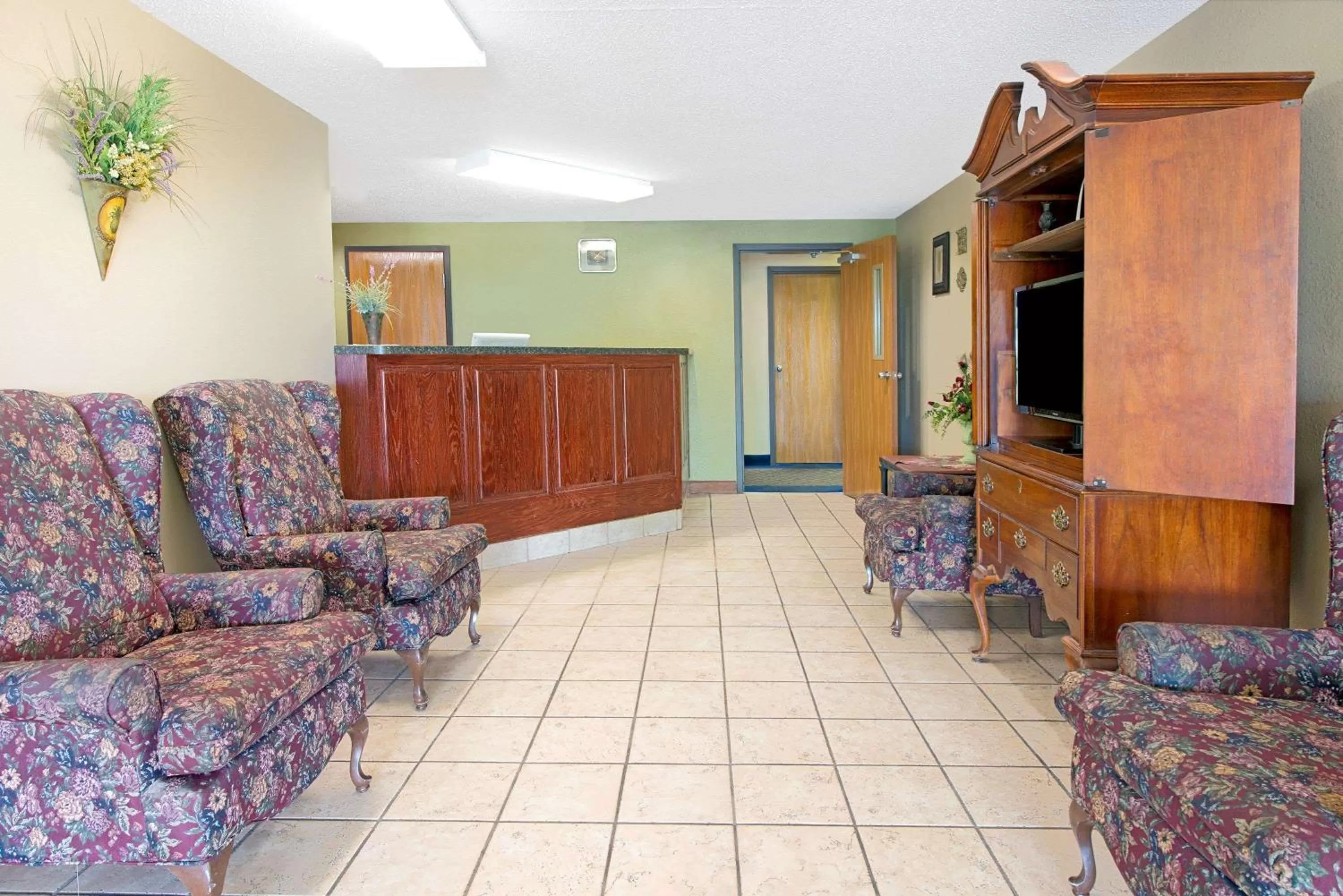 Lobby or reception, Lobby/Reception in Super 8 by Wyndham St. Clair MO