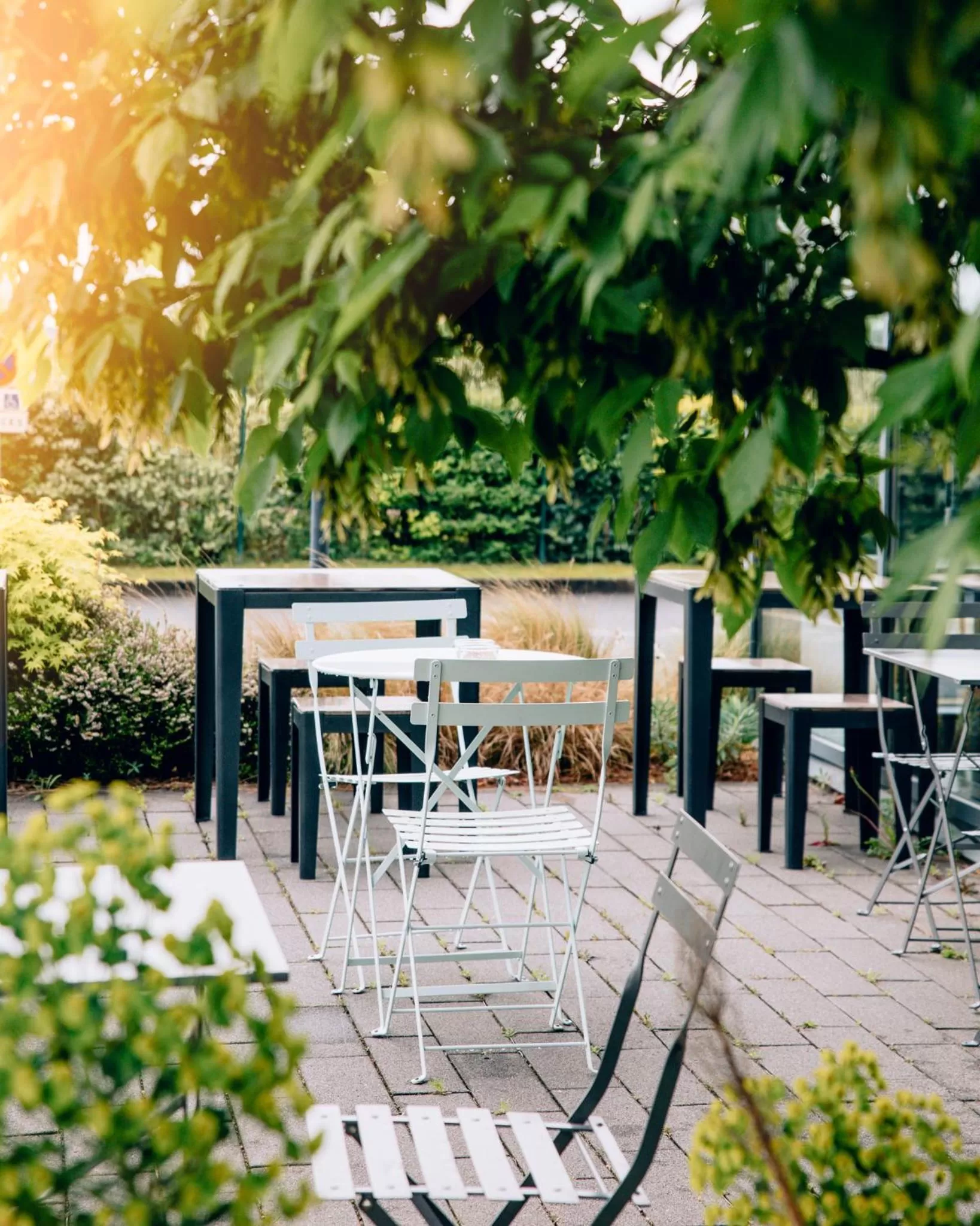 Patio in Hôtel Akena Reims Bezannes