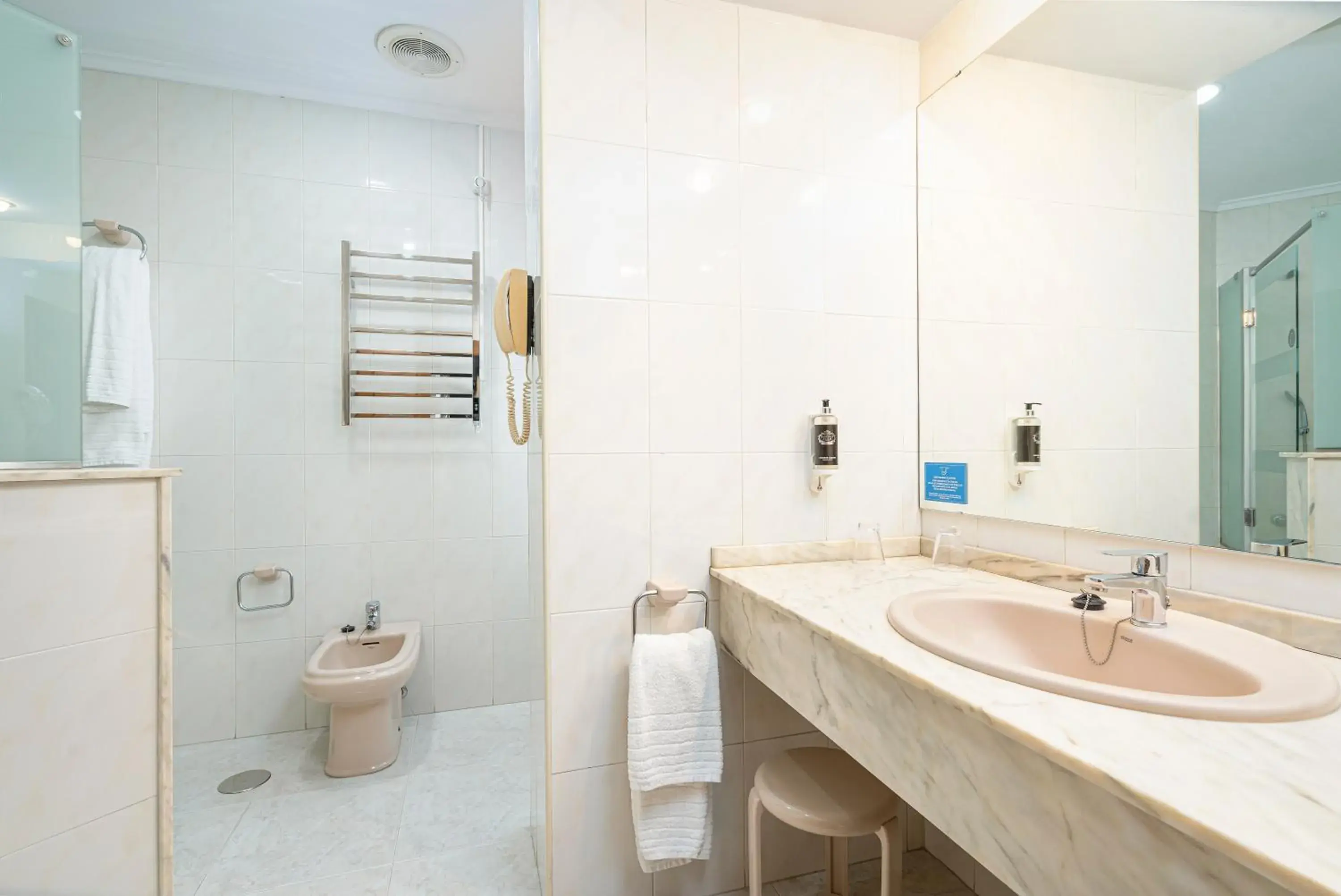 Bathroom in Hotel Hernán Cortés