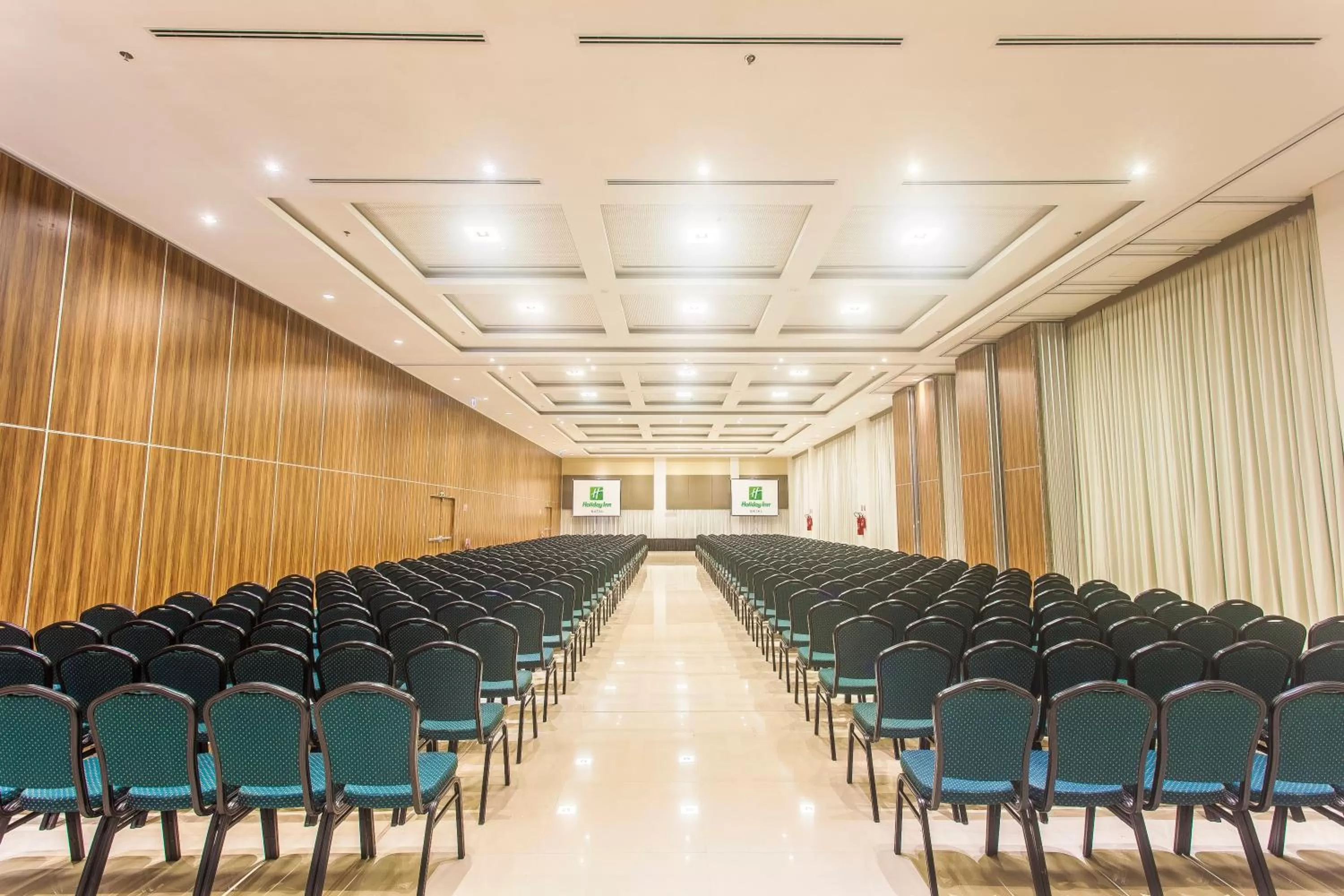 Meeting/conference room in Holiday Inn Natal, an IHG Hotel