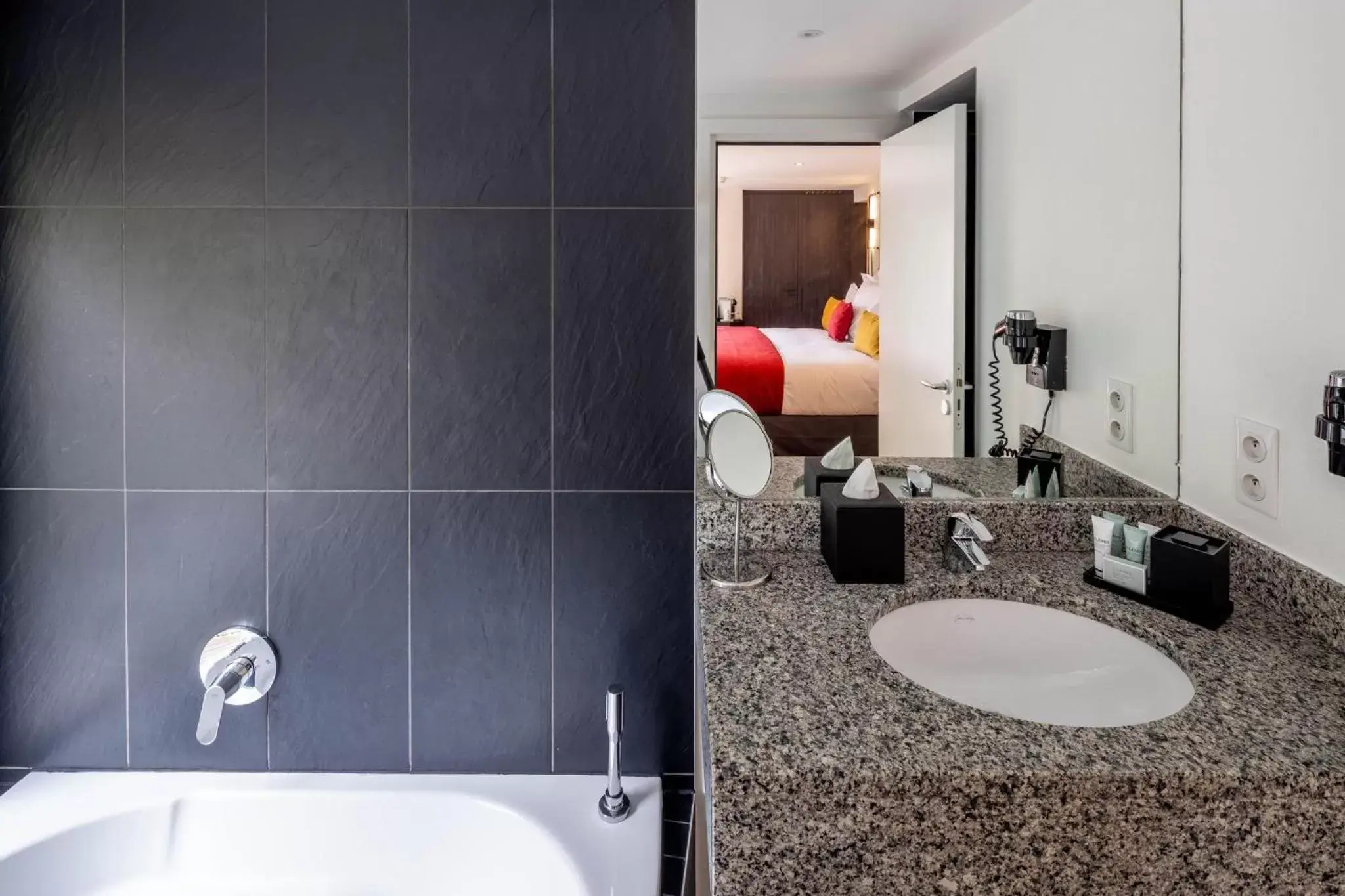 Bath, Bathroom in Garrigae Villa La Florangerie - Hôtel - Piscine & SPA inclus