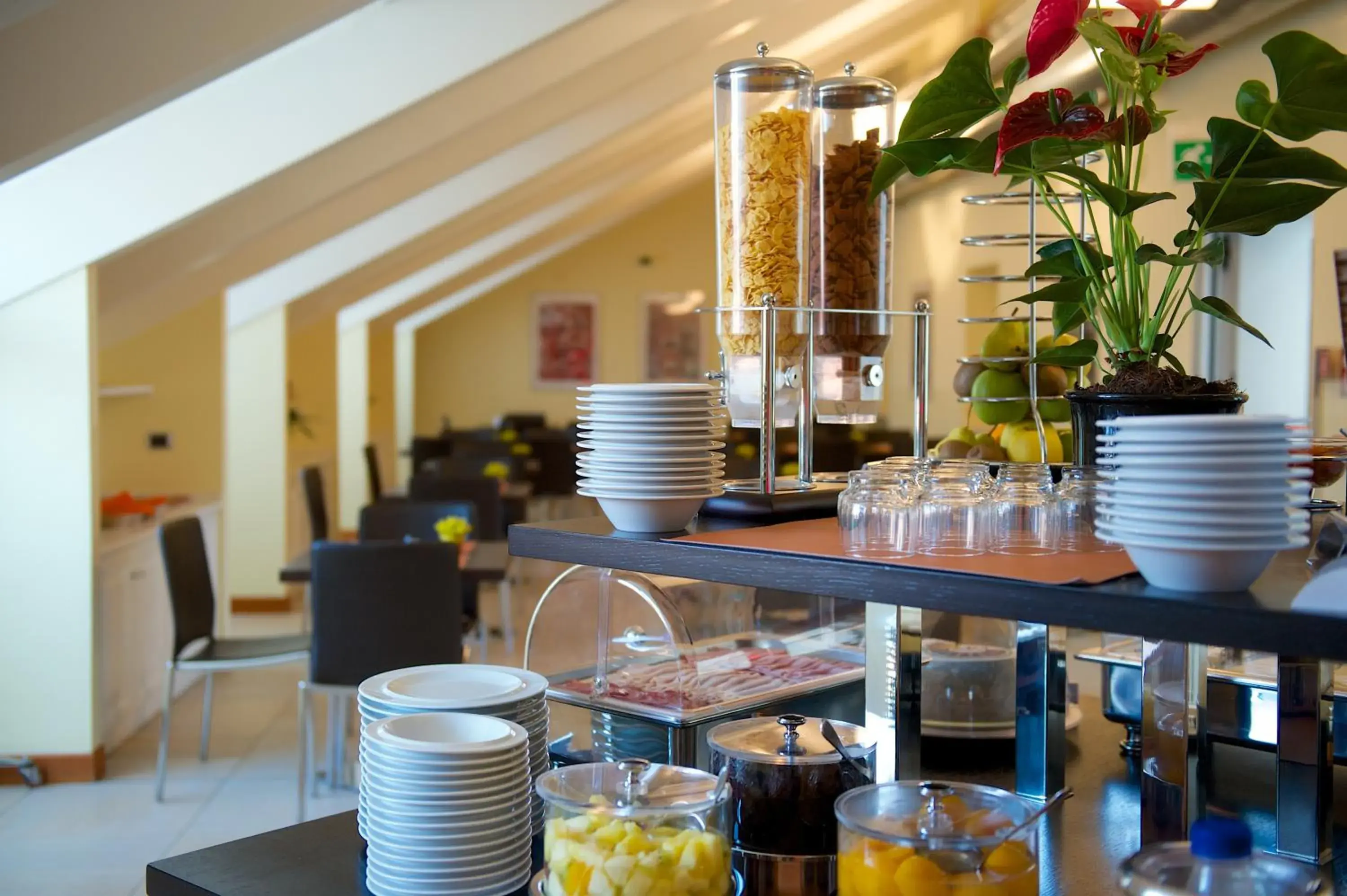 Buffet breakfast, Restaurant/Places to Eat in Best Western Crystal Palace Hotel