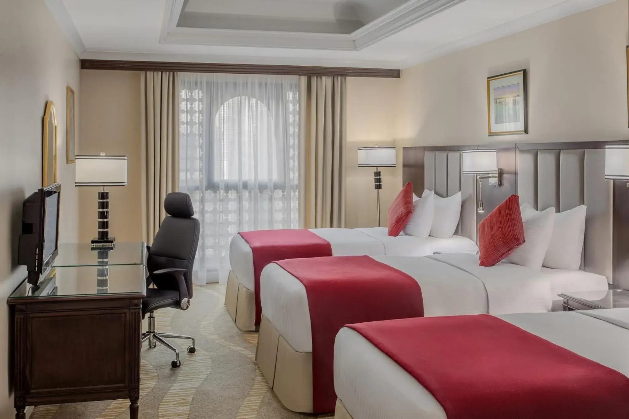 Photo of the whole room, Bed in Dar Al Iman InterContinental