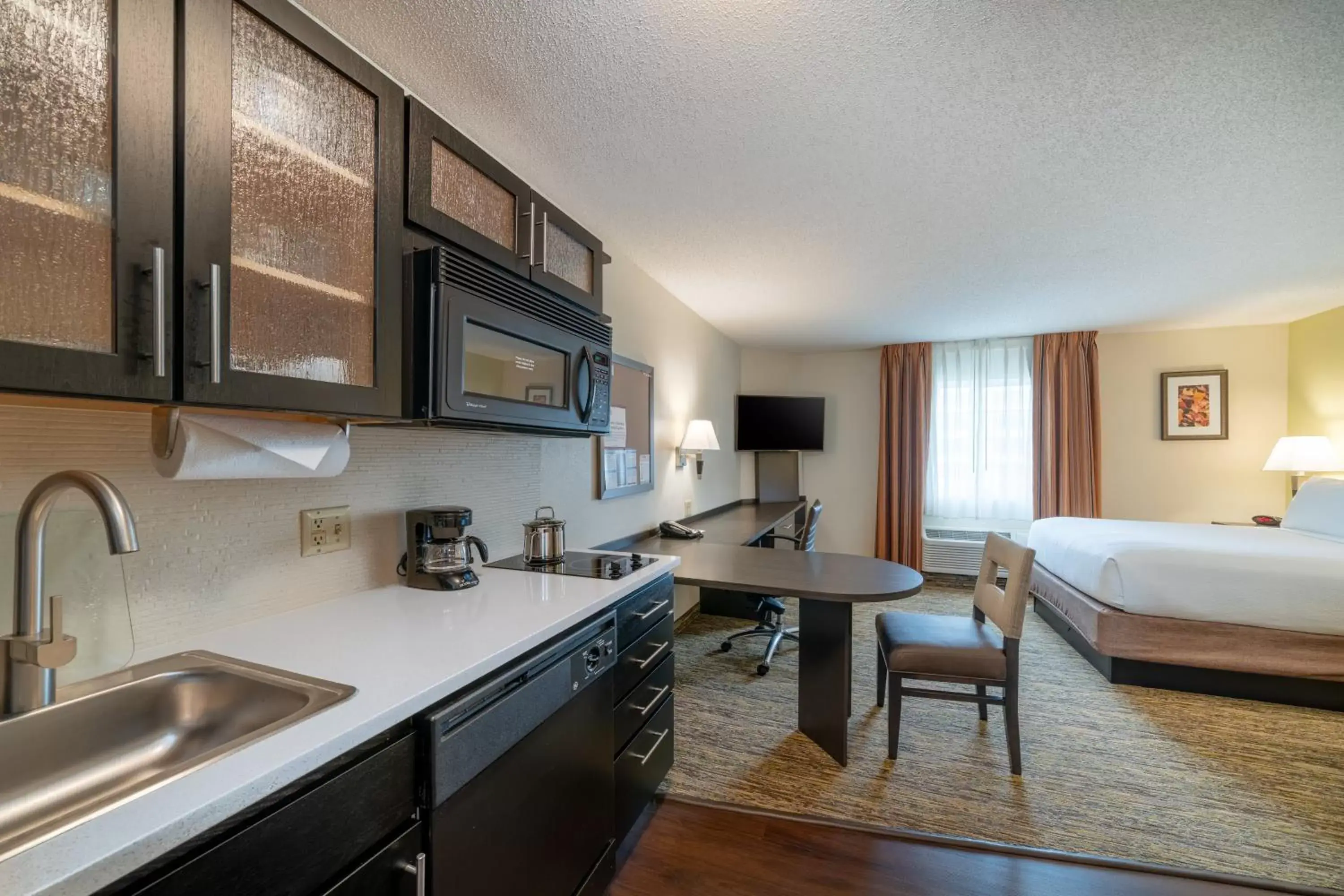 Photo of the whole room, Kitchen/Kitchenette in Candlewood Suites Washington-Dulles Herndon, an IHG Hotel