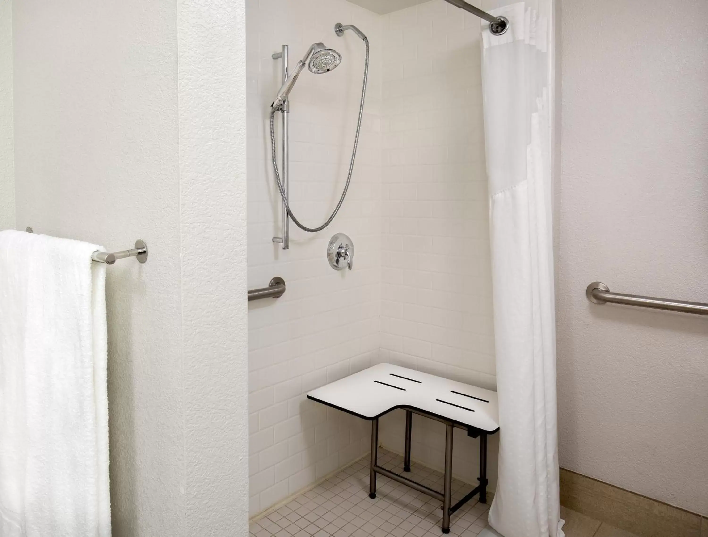 Photo of the whole room, Bathroom in Holiday Inn Express Chesapeake - Norfolk, an IHG Hotel