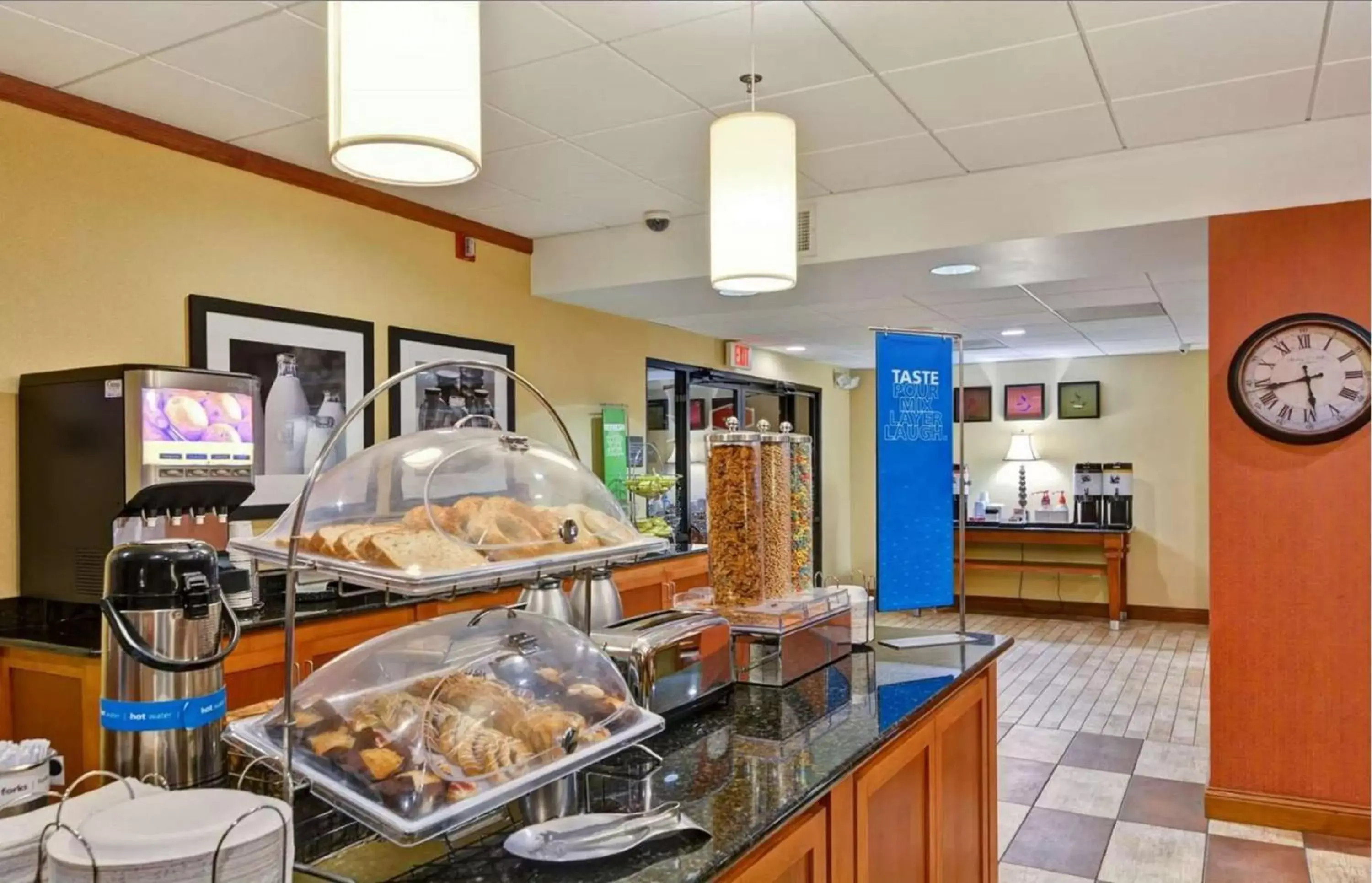 Breakfast in Hampton Inn Mobile-I-10/Bellingrath Gardens