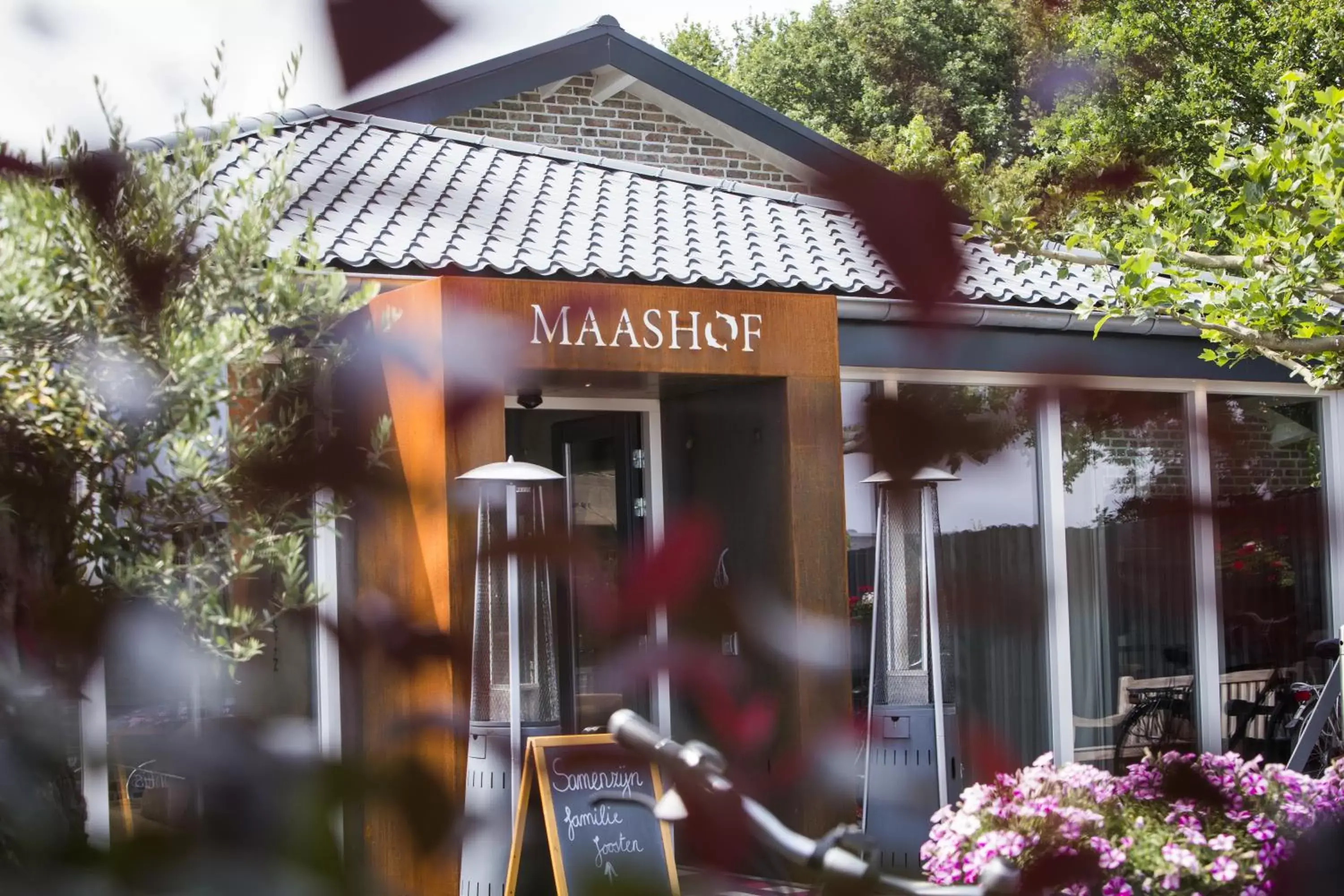 Facade/entrance in Maashof