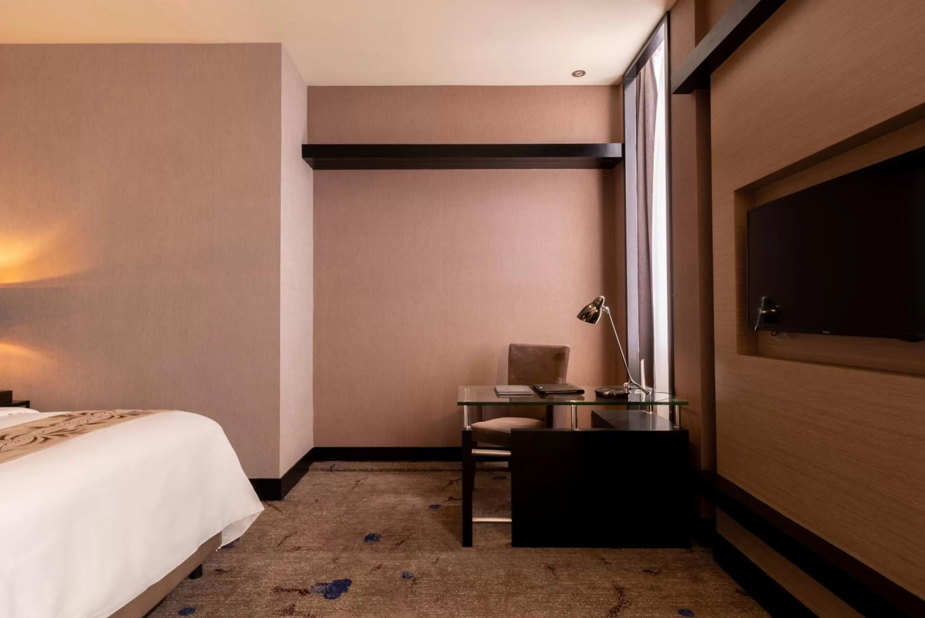 Bedroom, Bed in New World Suites