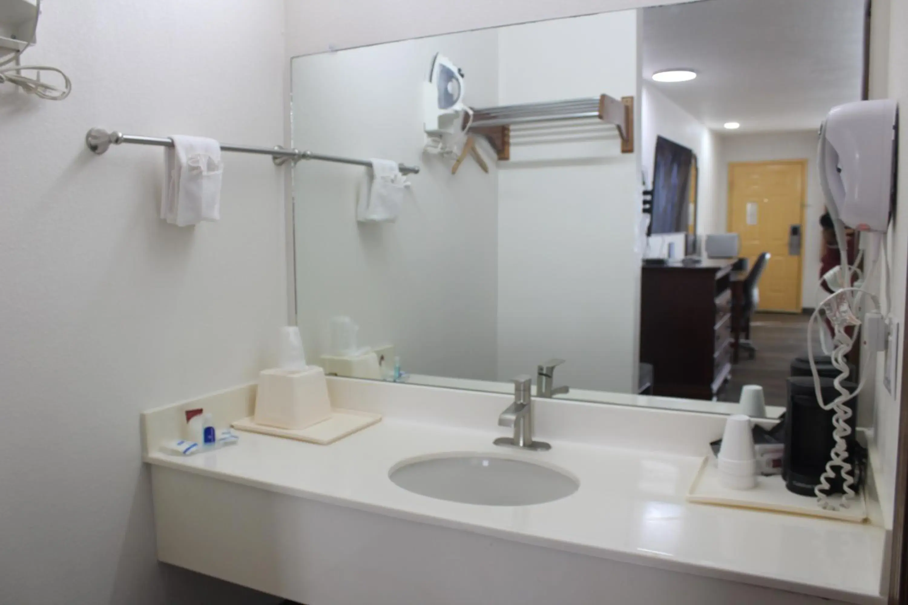 towels, Bathroom in Rodeway Inn Tucumcari