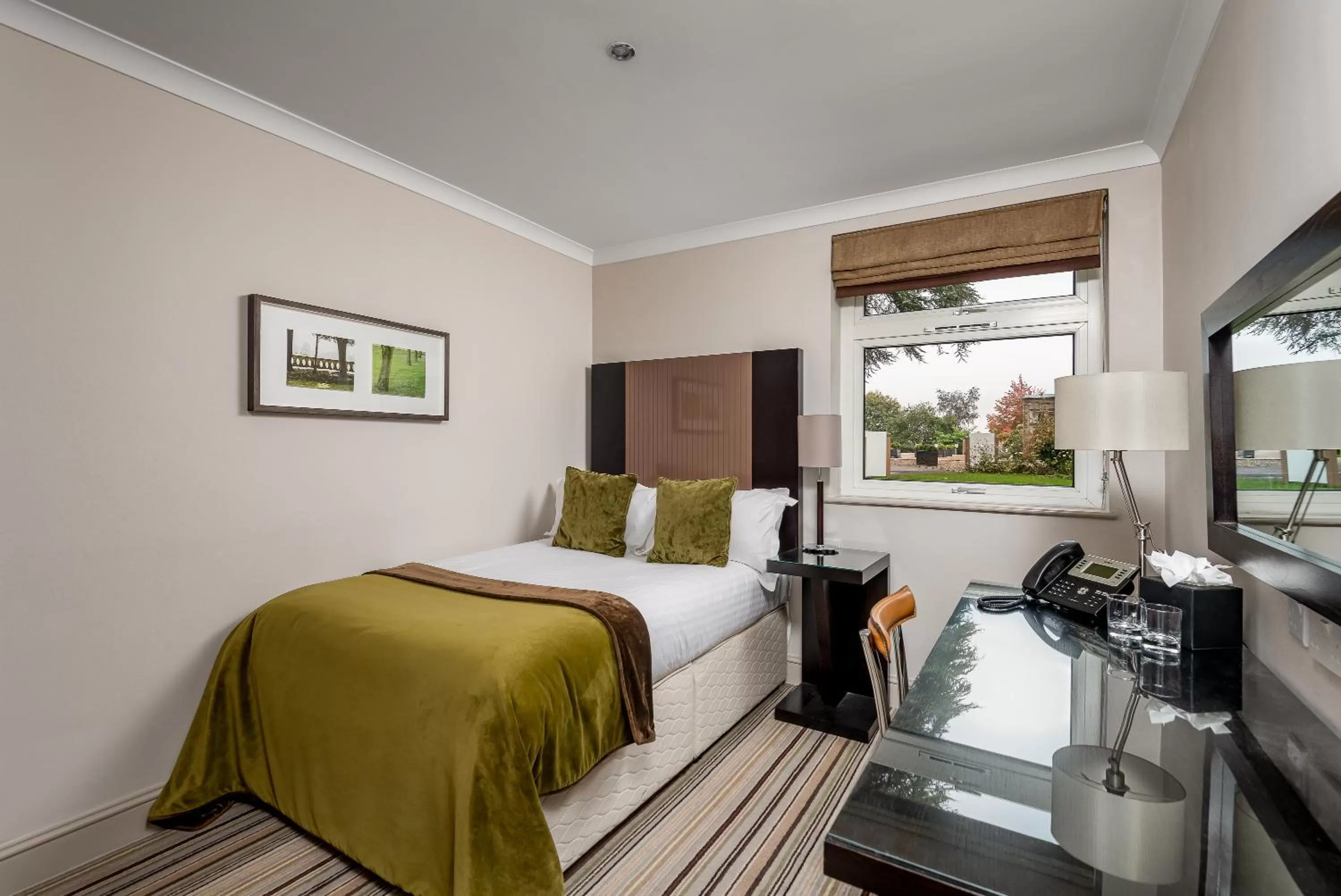 Photo of the whole room, Bed in Hartsfield Manor