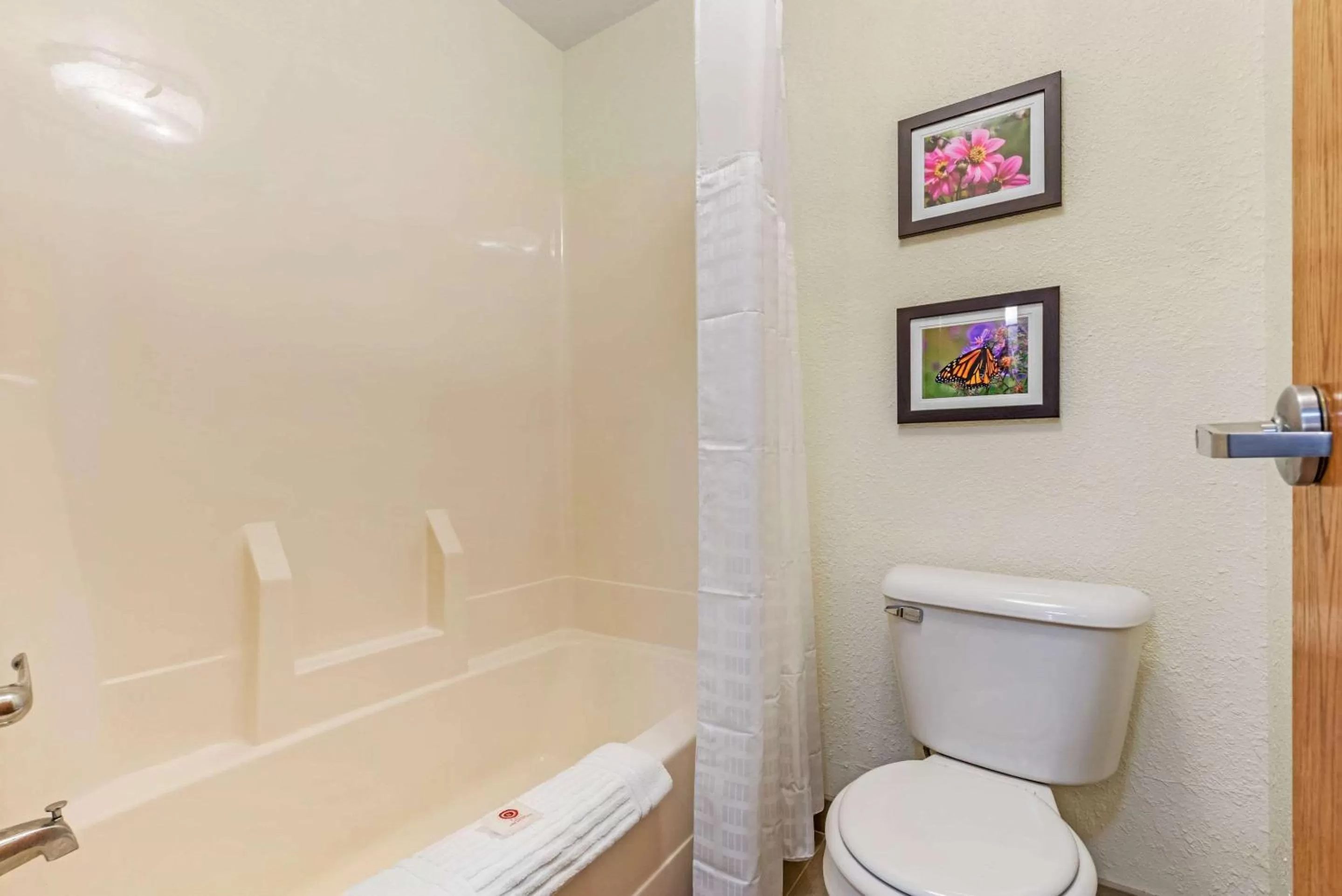 Bathroom in Comfort Inn & Suites near Route 66