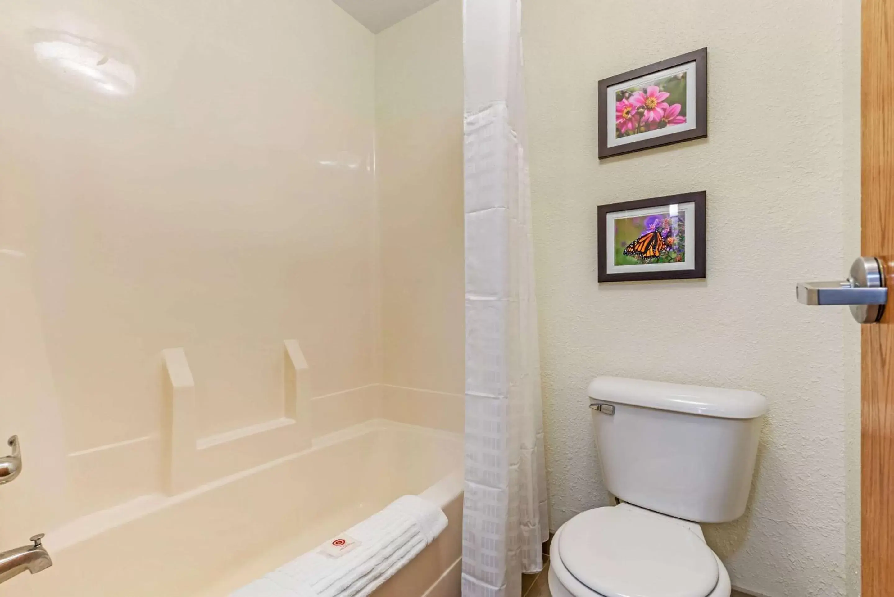 Bathroom in Comfort Inn & Suites near Route 66 Award Winning Gold Hotel 2021