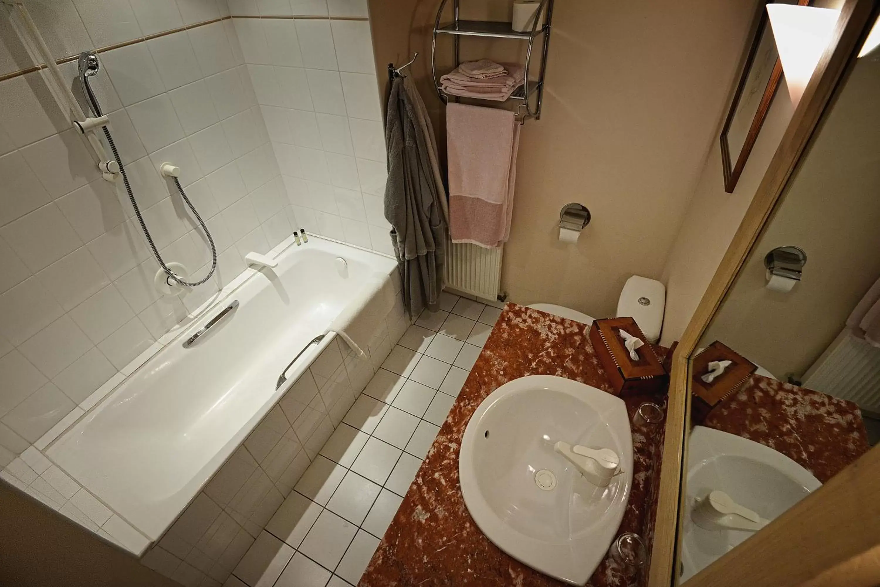 Bathroom in Hotel Le Clos Raymi