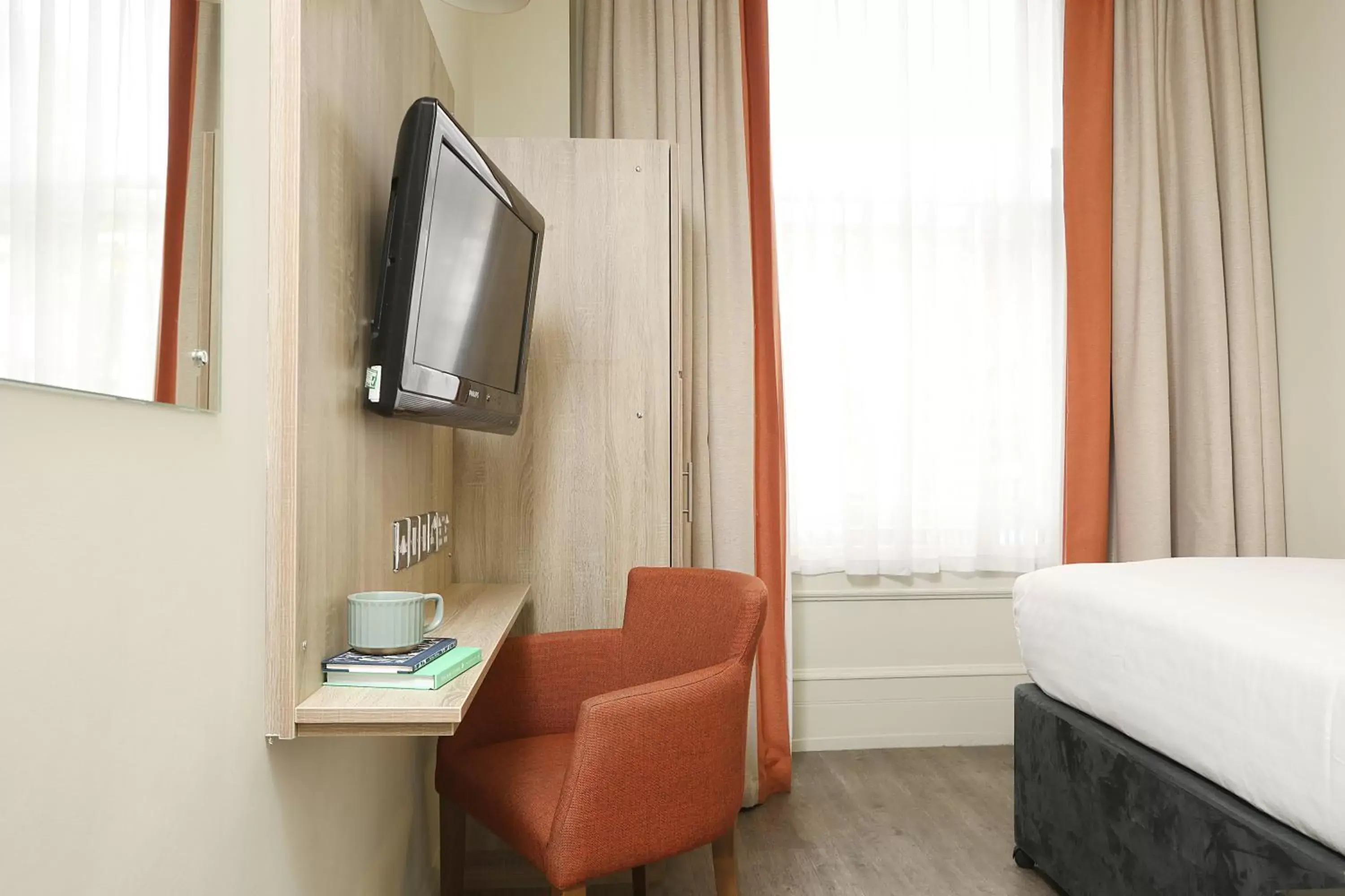 Bed, TV/Entertainment Center in Cairn Hotel & Apartments