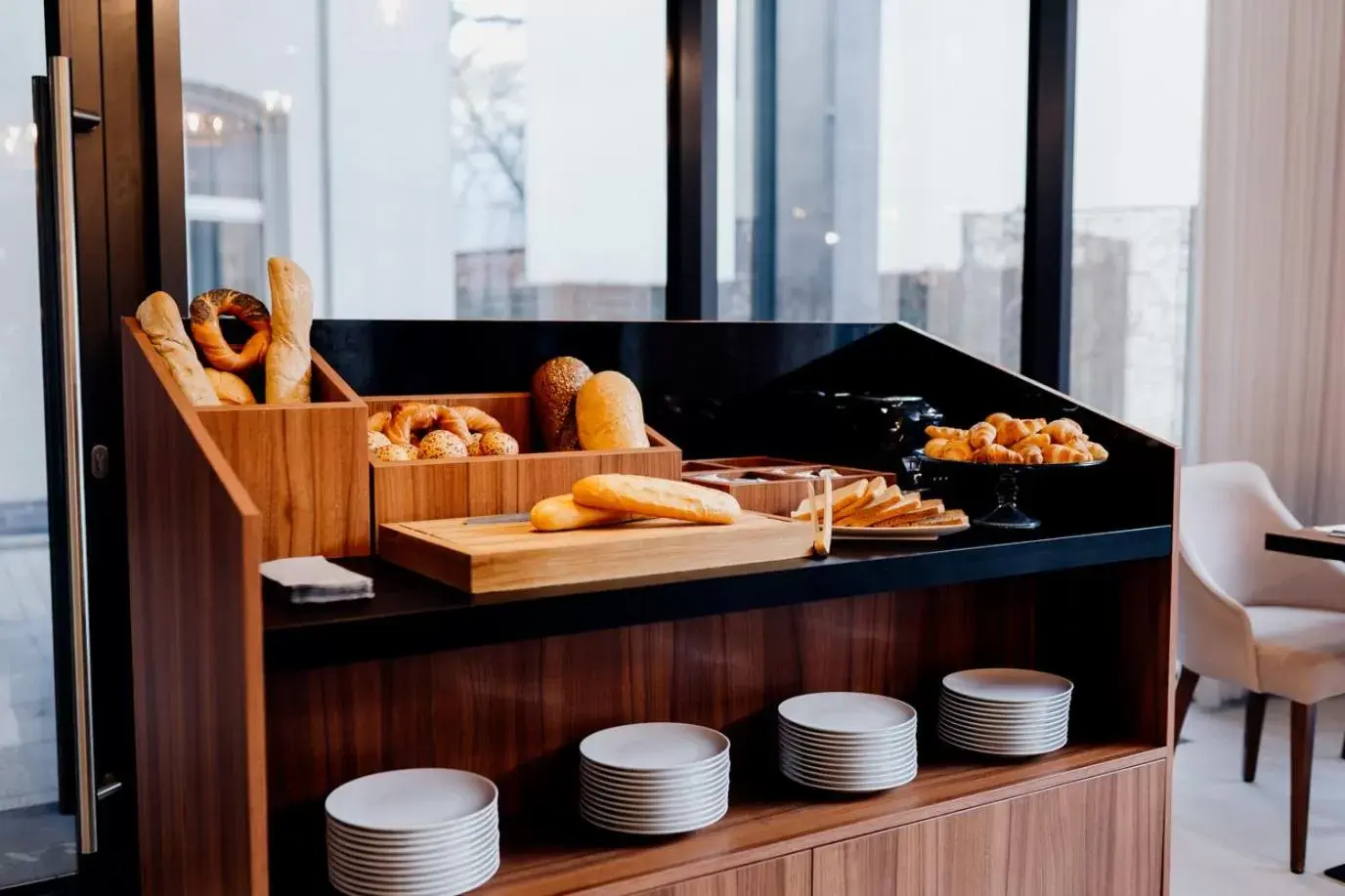 Breakfast, Bathroom in Grand Ascot Hotel