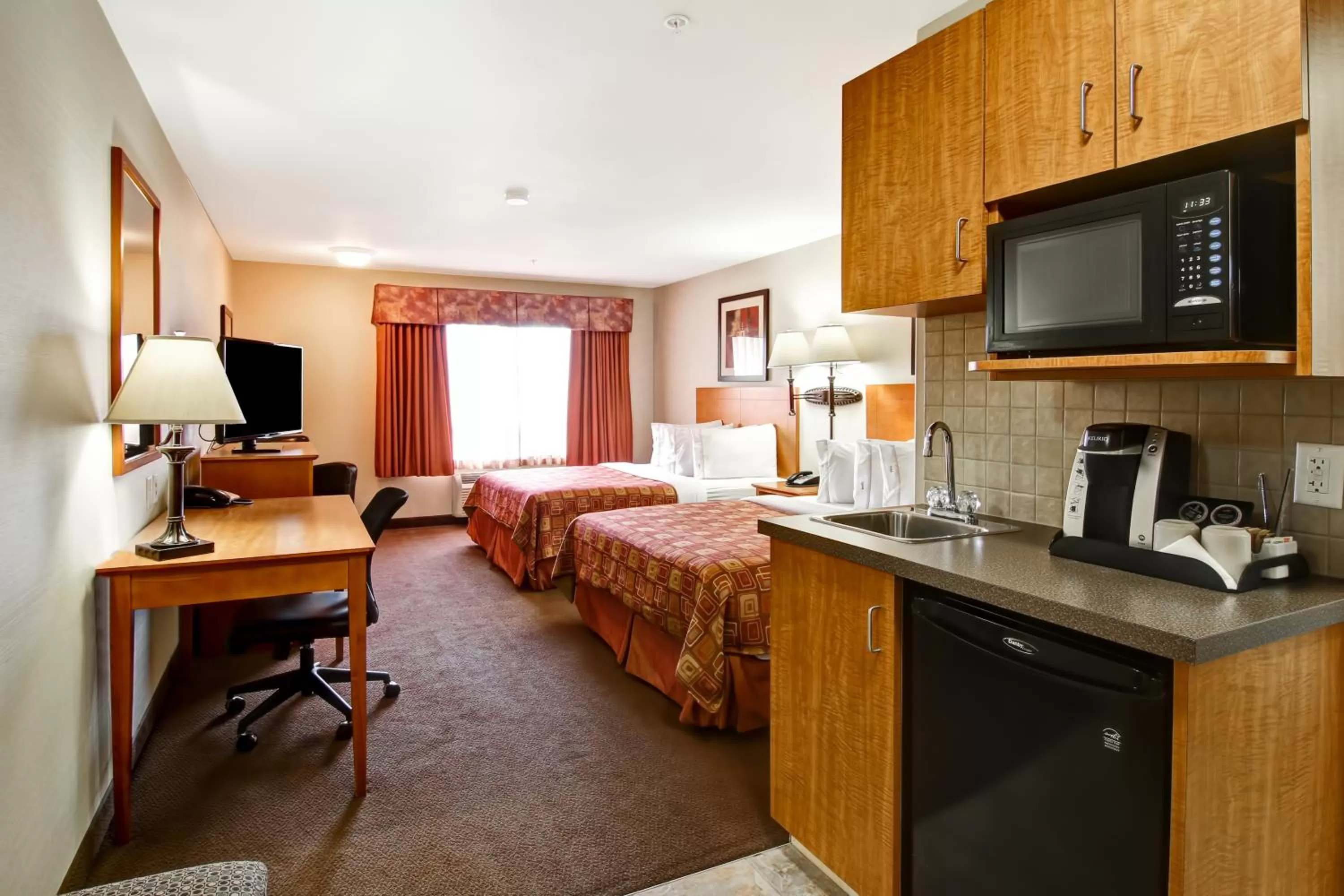 Photo of the whole room, Bed in Canalta Rocky Mountain House