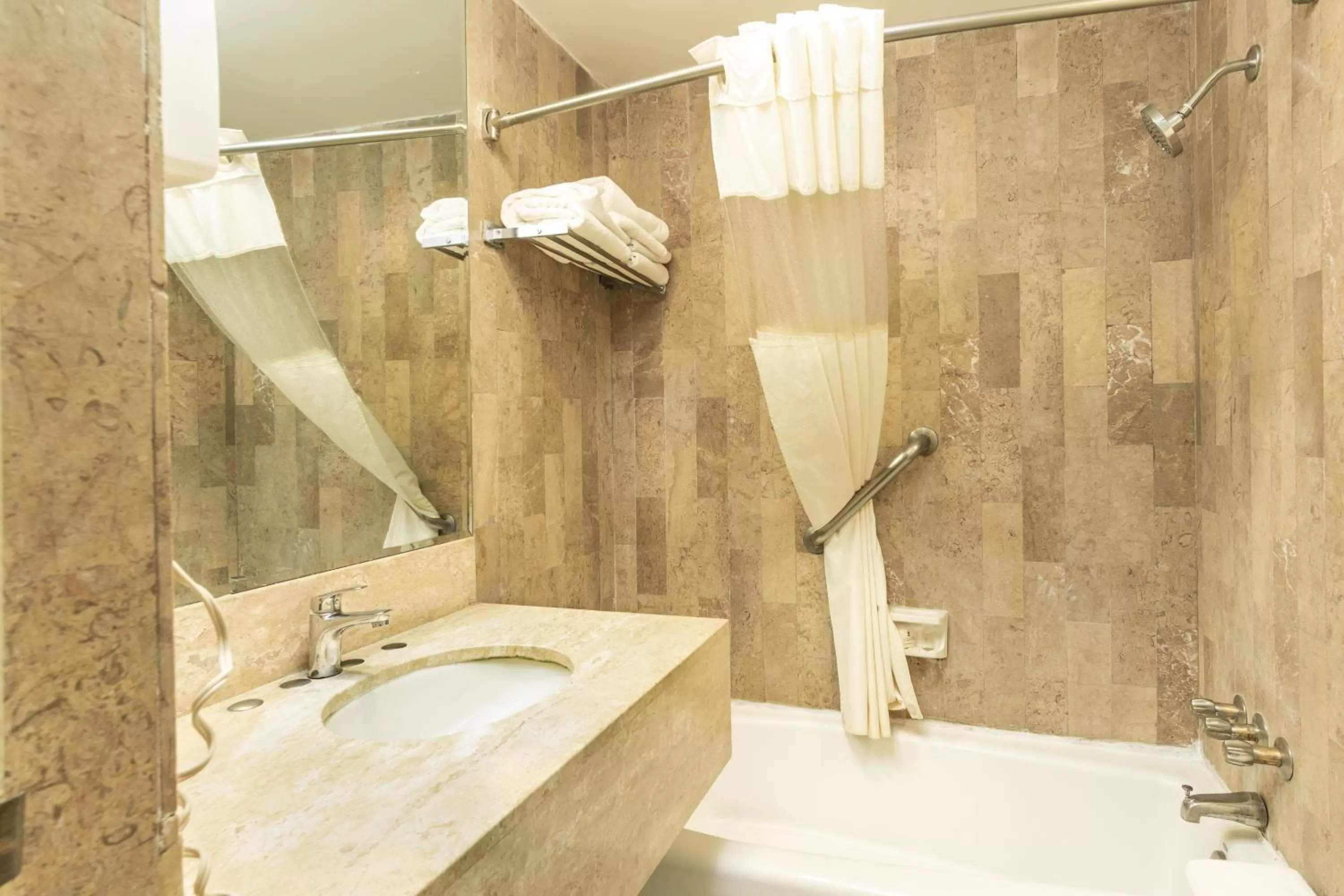 Bathroom in Quality Inn & Suites Saltillo Eurotel