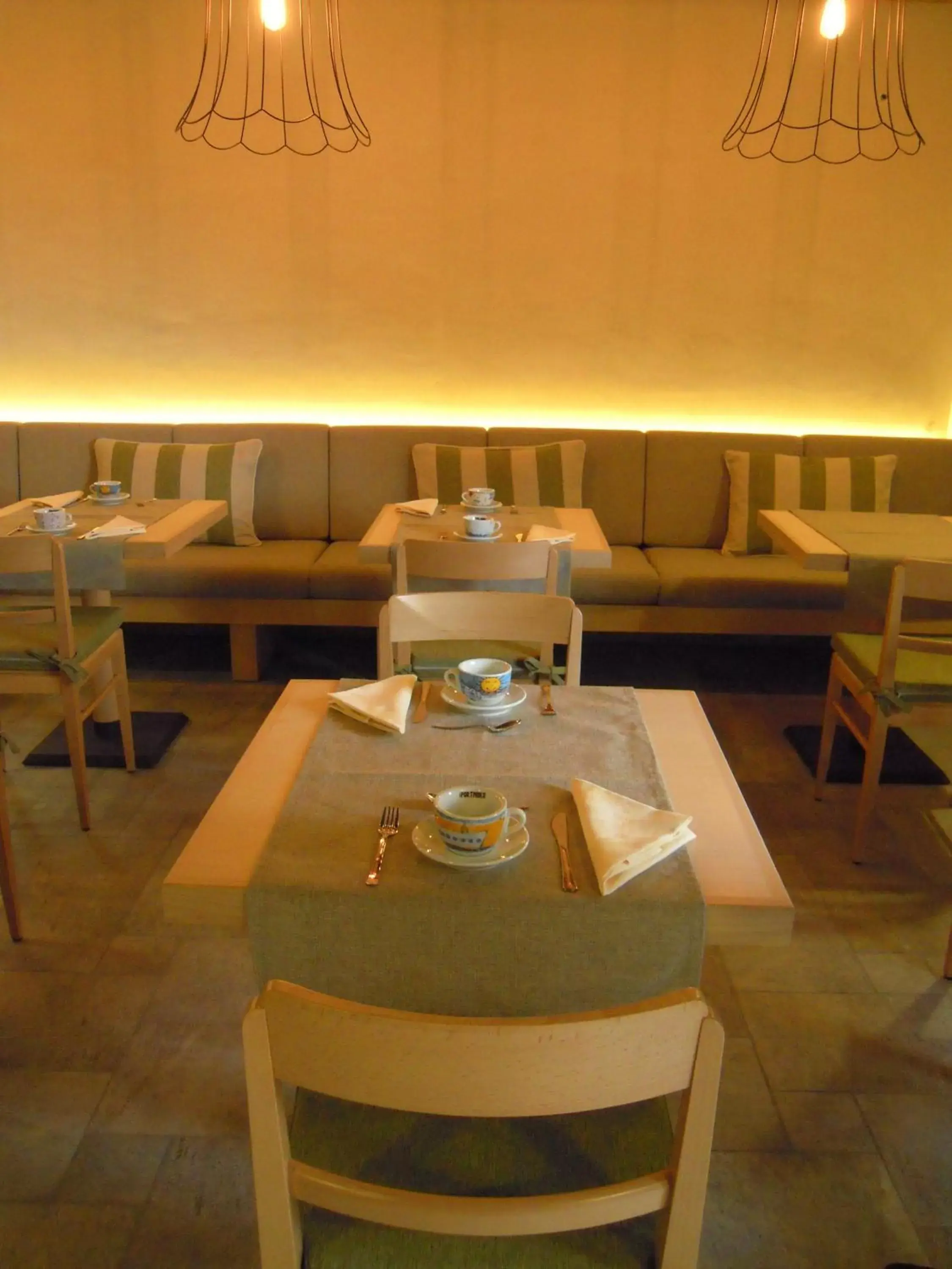 Restaurant/places to eat, Seating Area in Il Falco E La Volpe