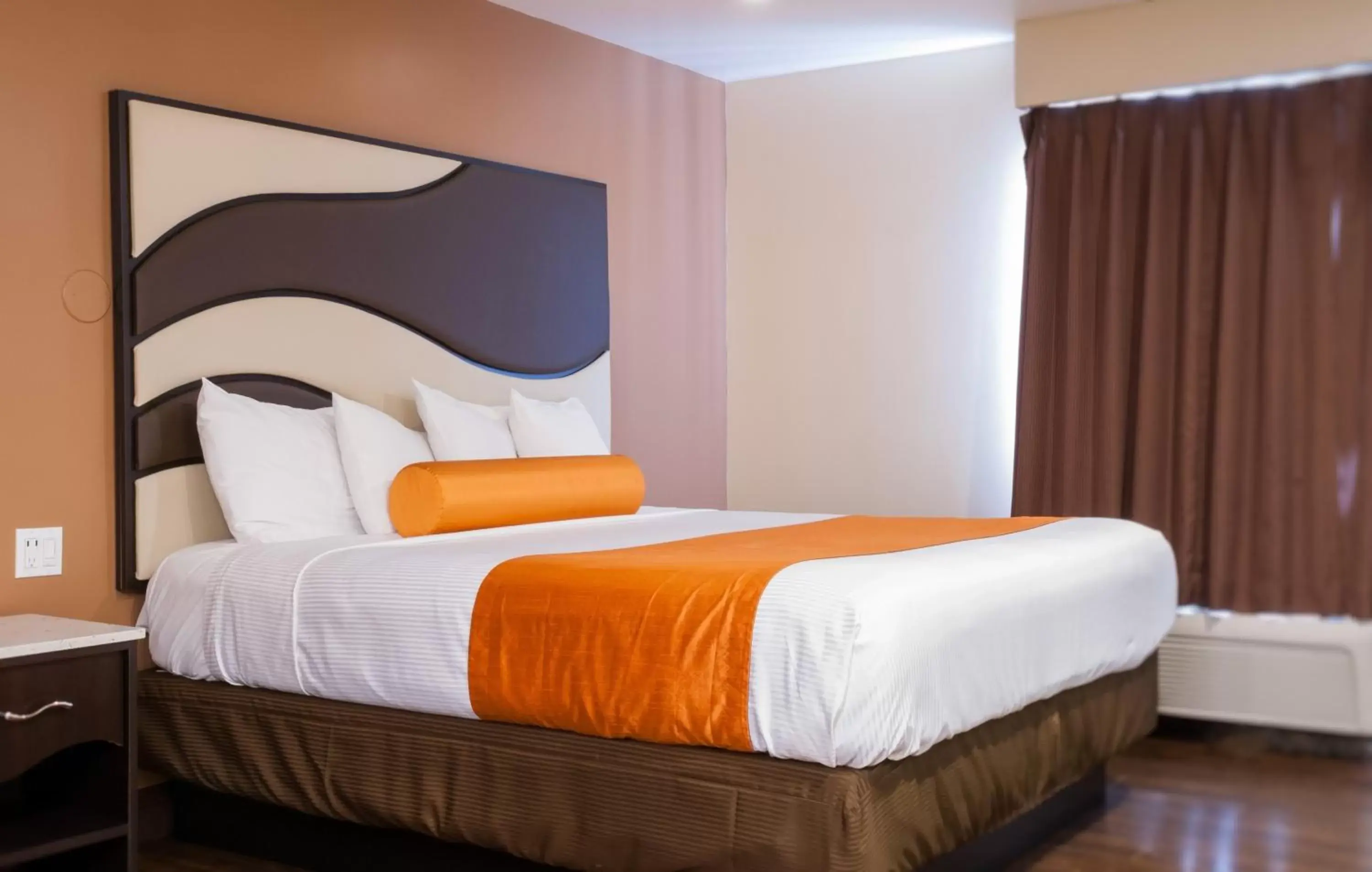 Bed, Room Photo in Redondo Pier Inn