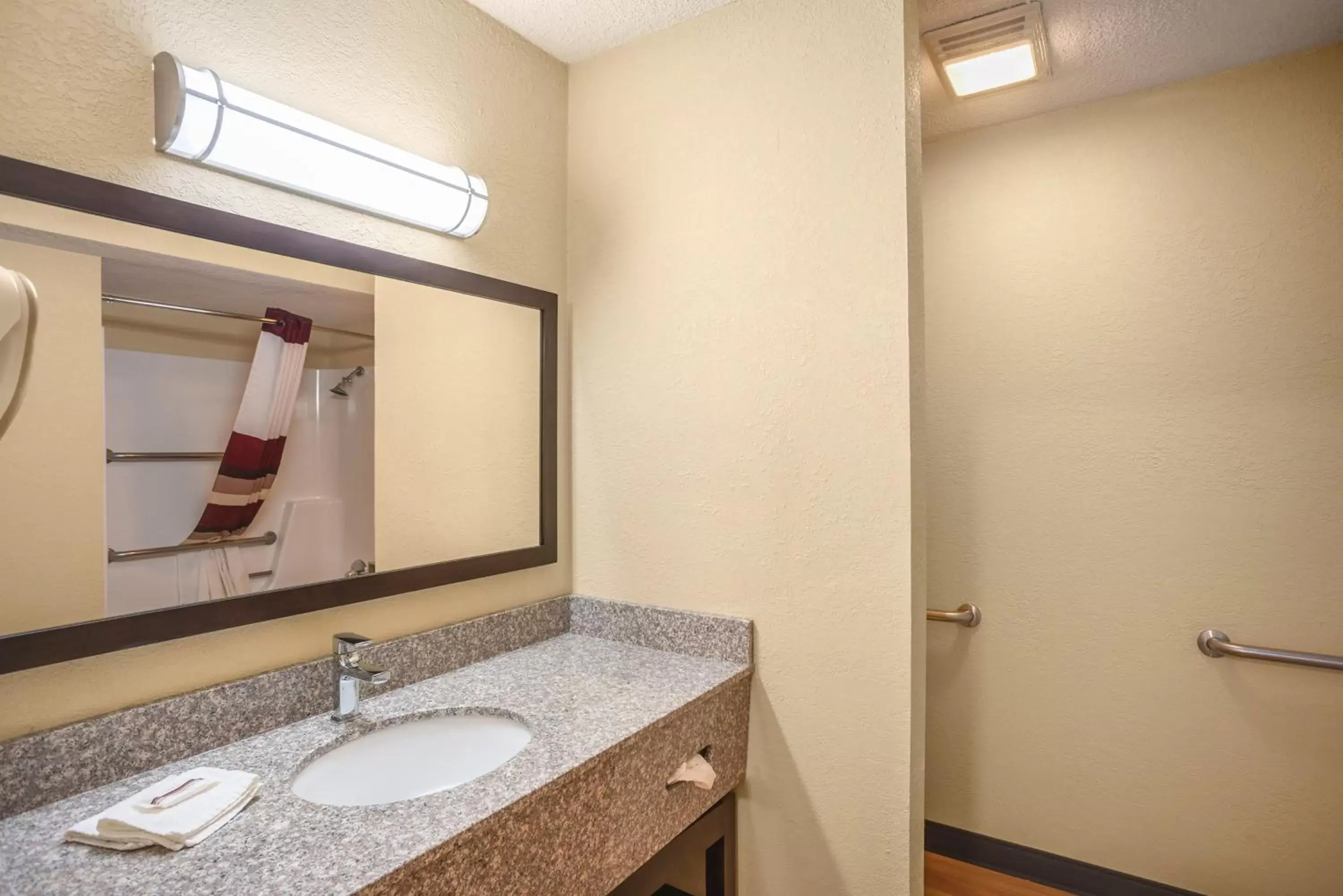 Bathroom in Red Roof Inn Des Moines