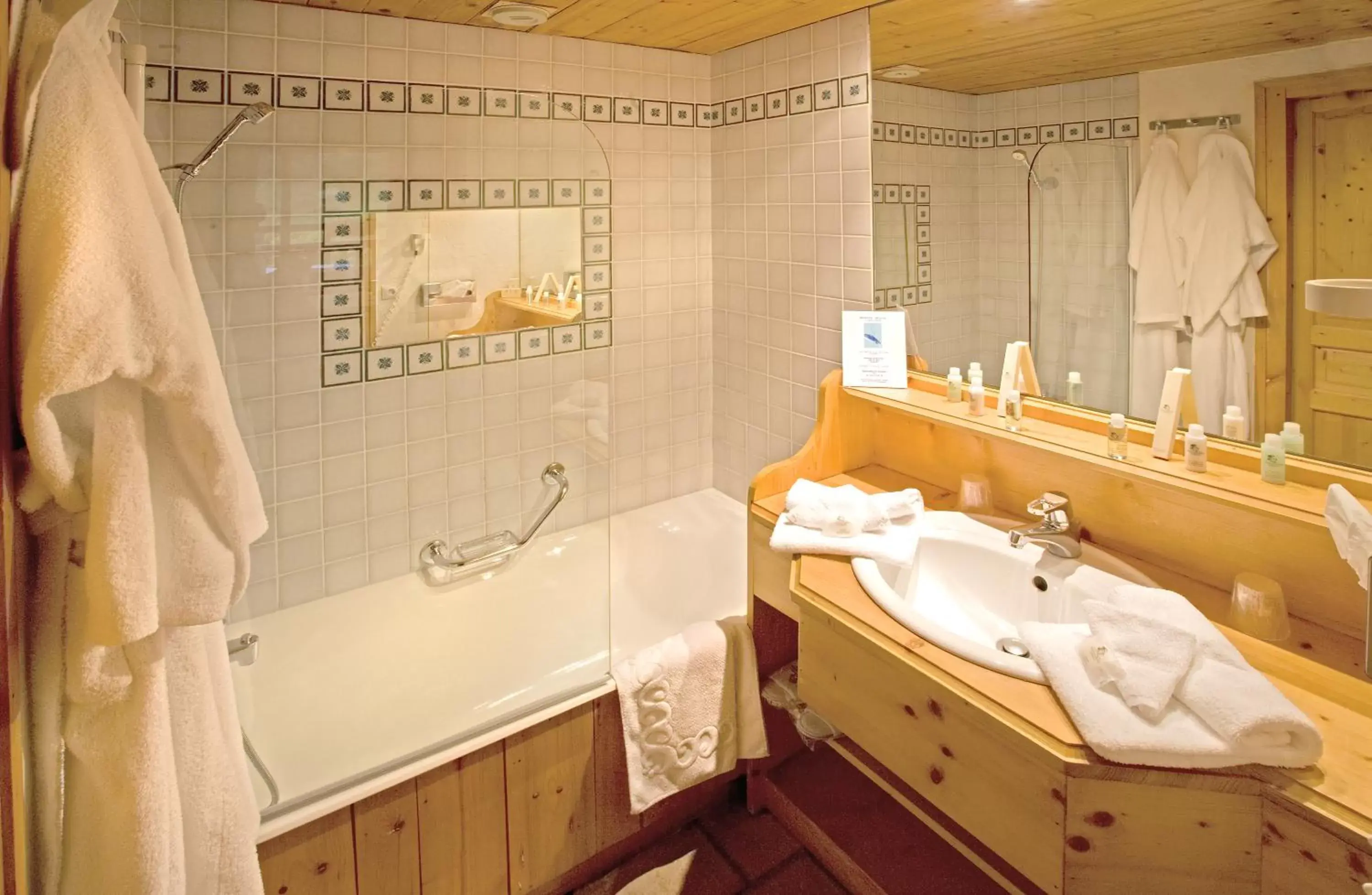 Bathroom in Hôtel Le Jeu de Paume
