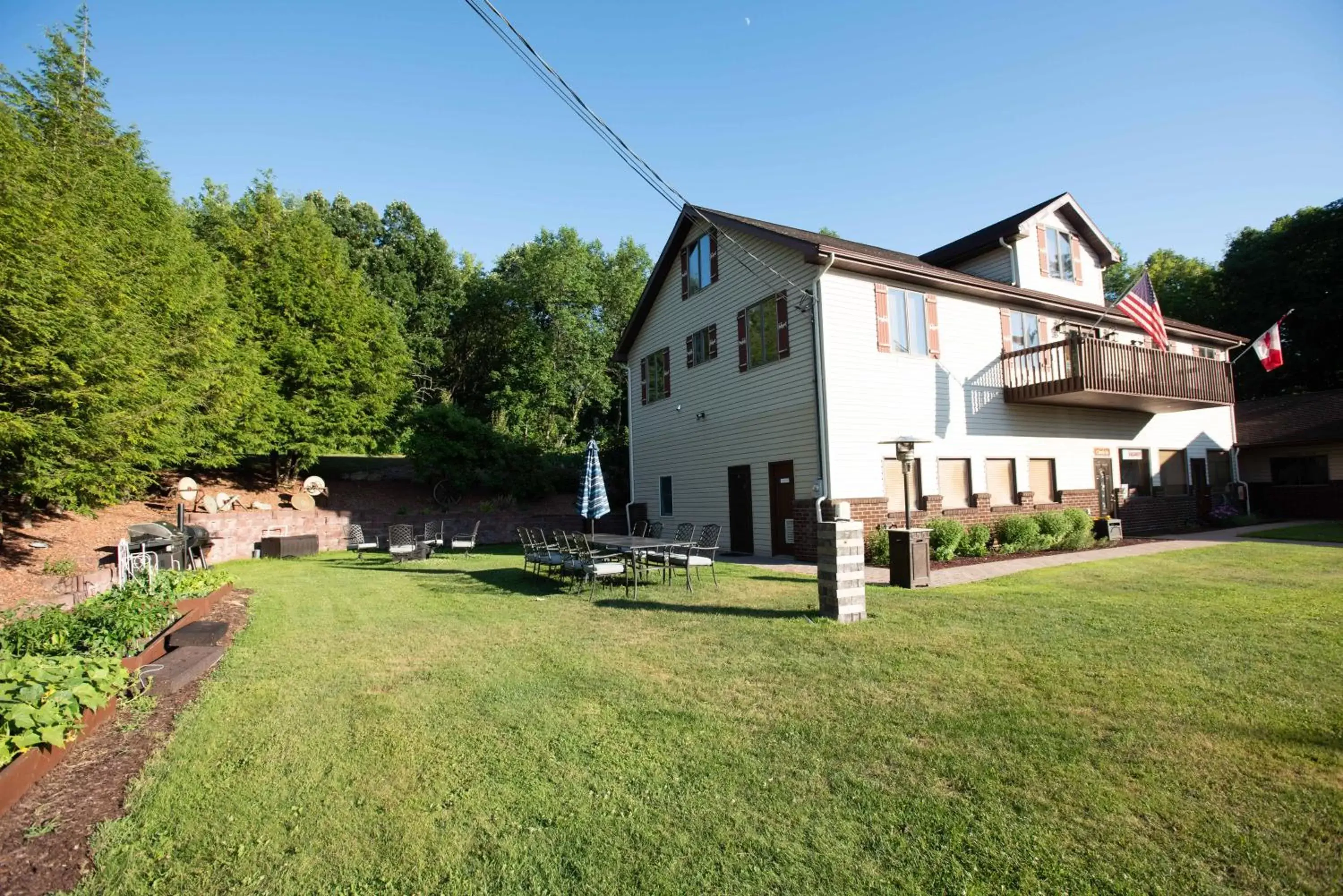 Garden view, Property Building in Blue Spruce Motel