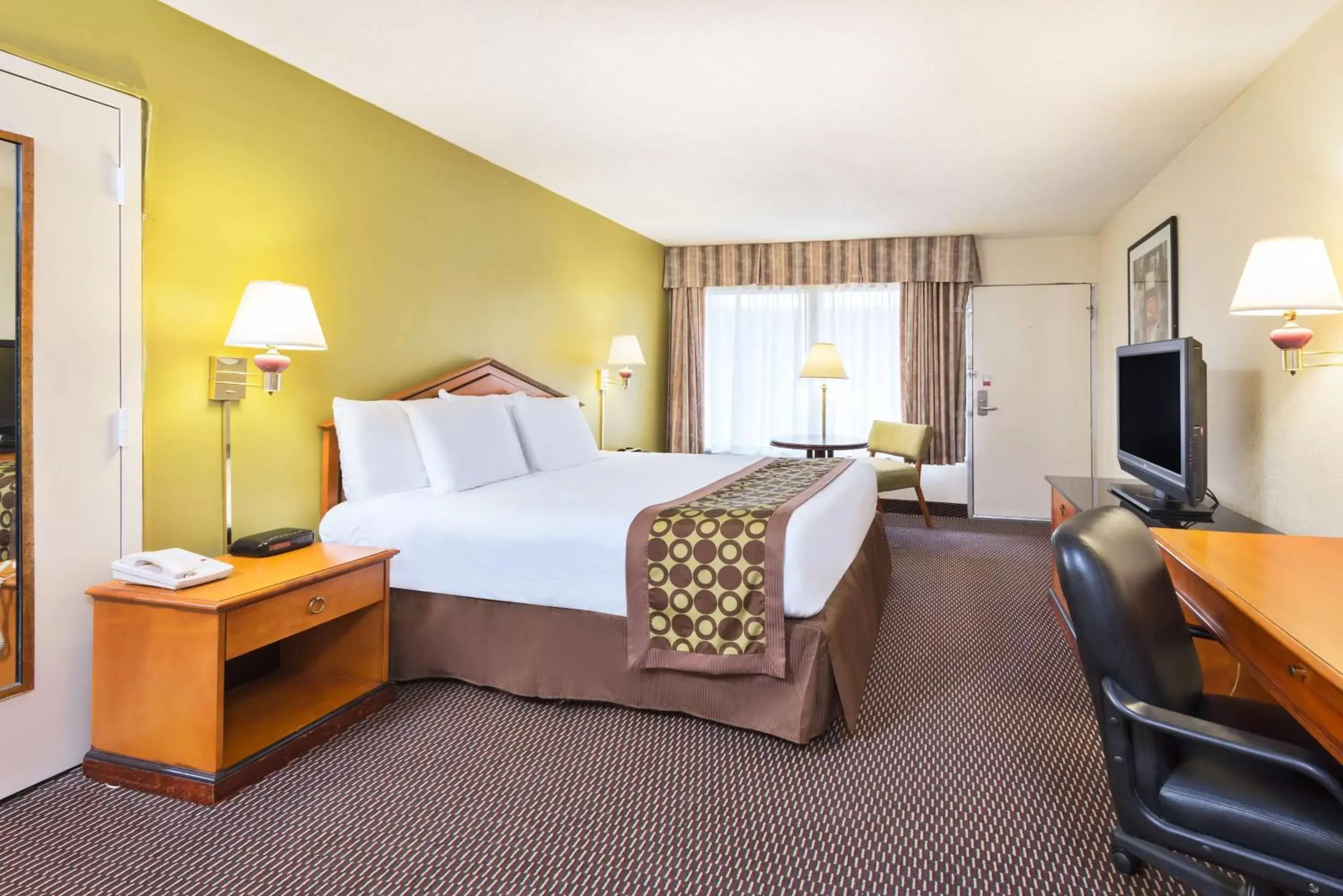 Photo of the whole room, Room Photo in Ramada by Wyndham Pikesville/Baltimore North
