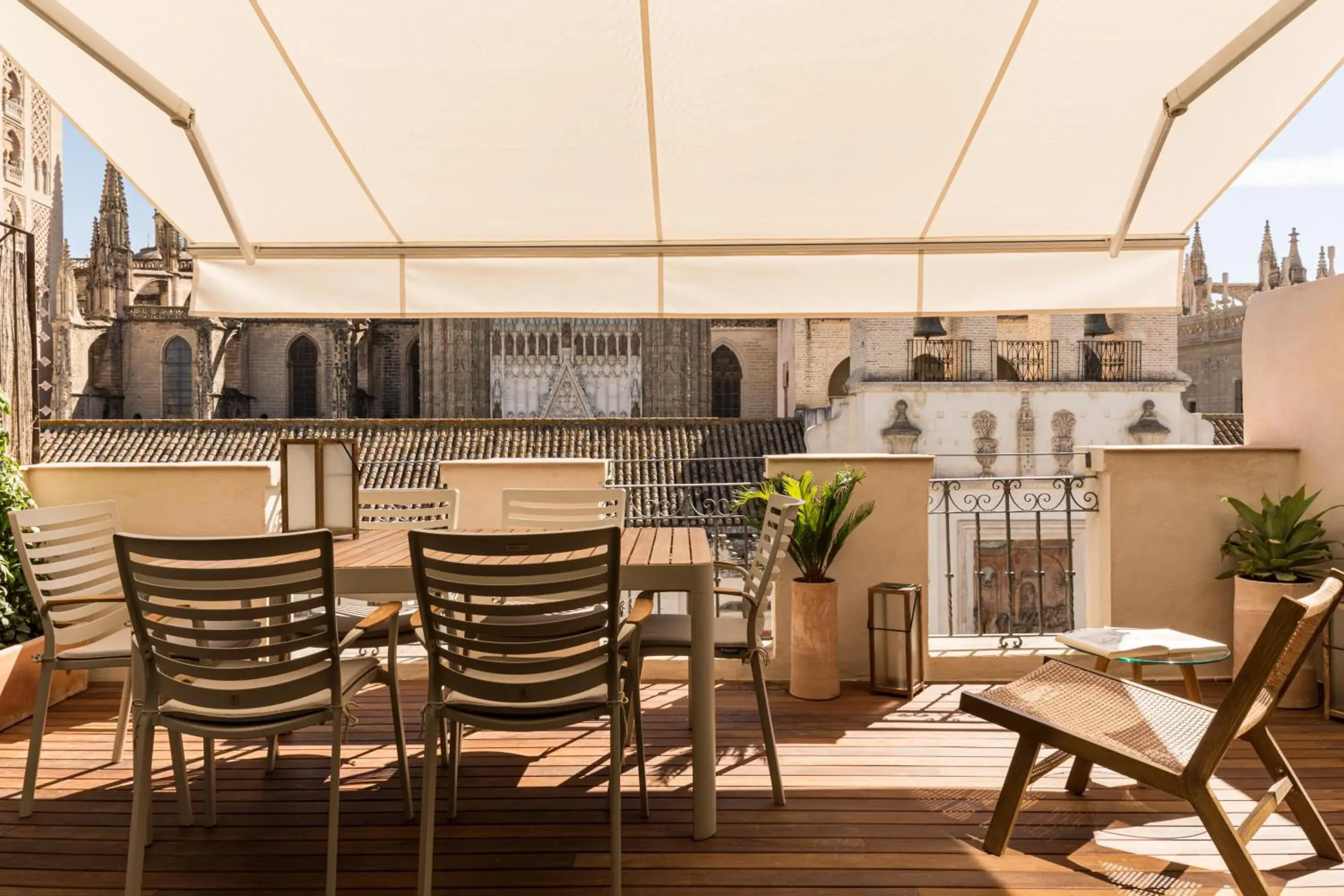 Balcony/Terrace, Restaurant/Places to Eat in Puerta Catedral Apartments