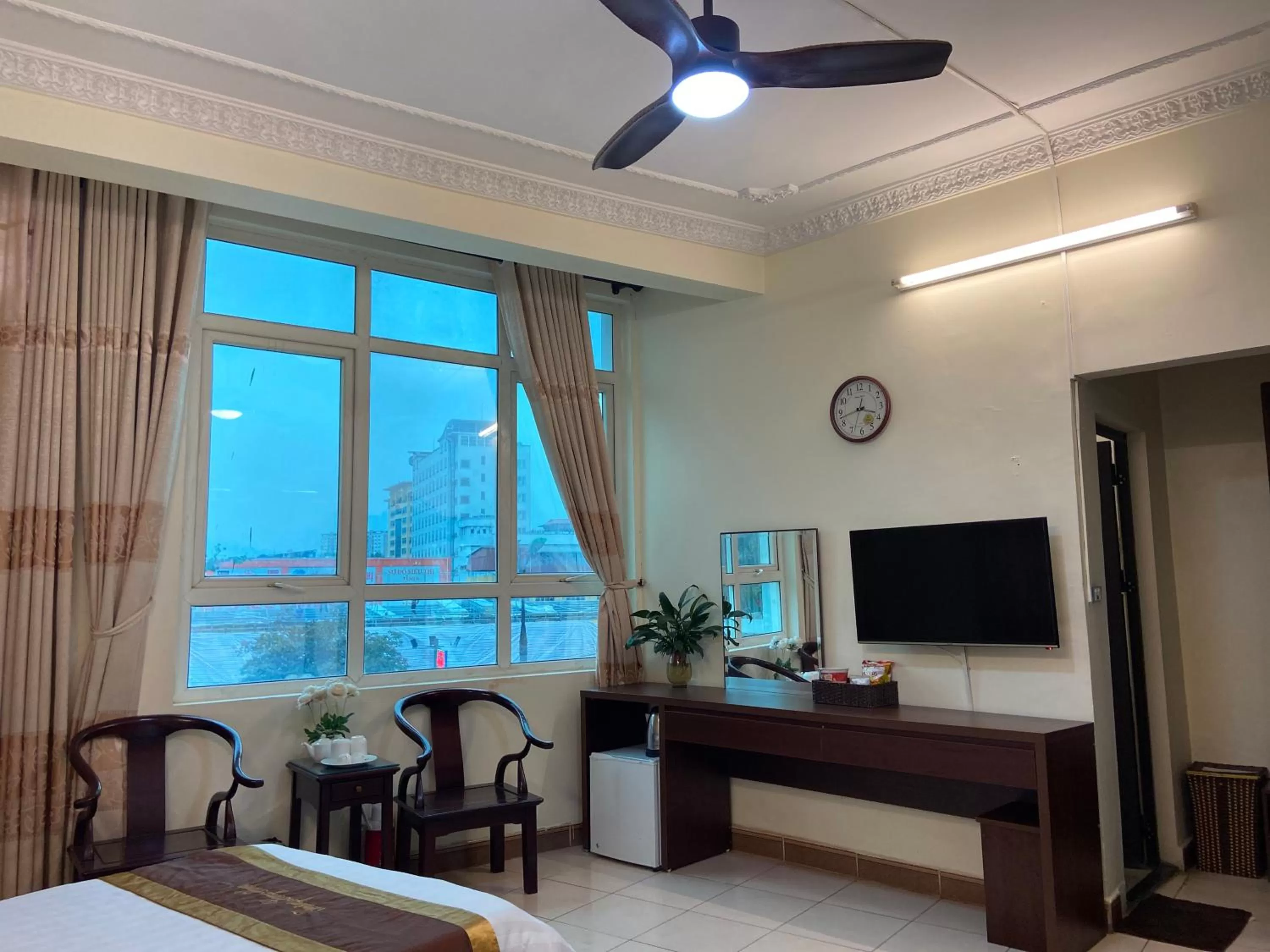 Communal lounge/ TV room, Bed in Thang Long Hotel