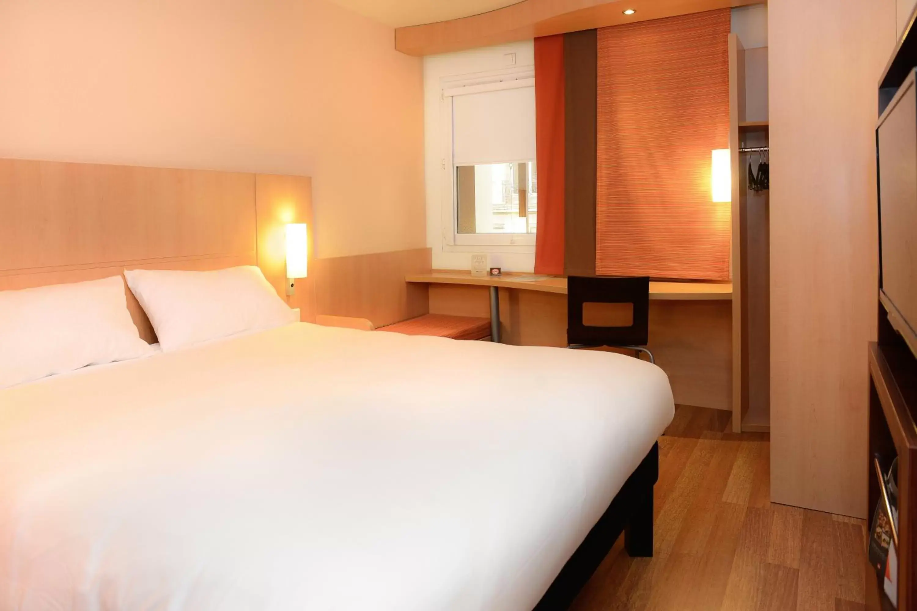 Photo of the whole room, Bed in IBIS Caen Centre