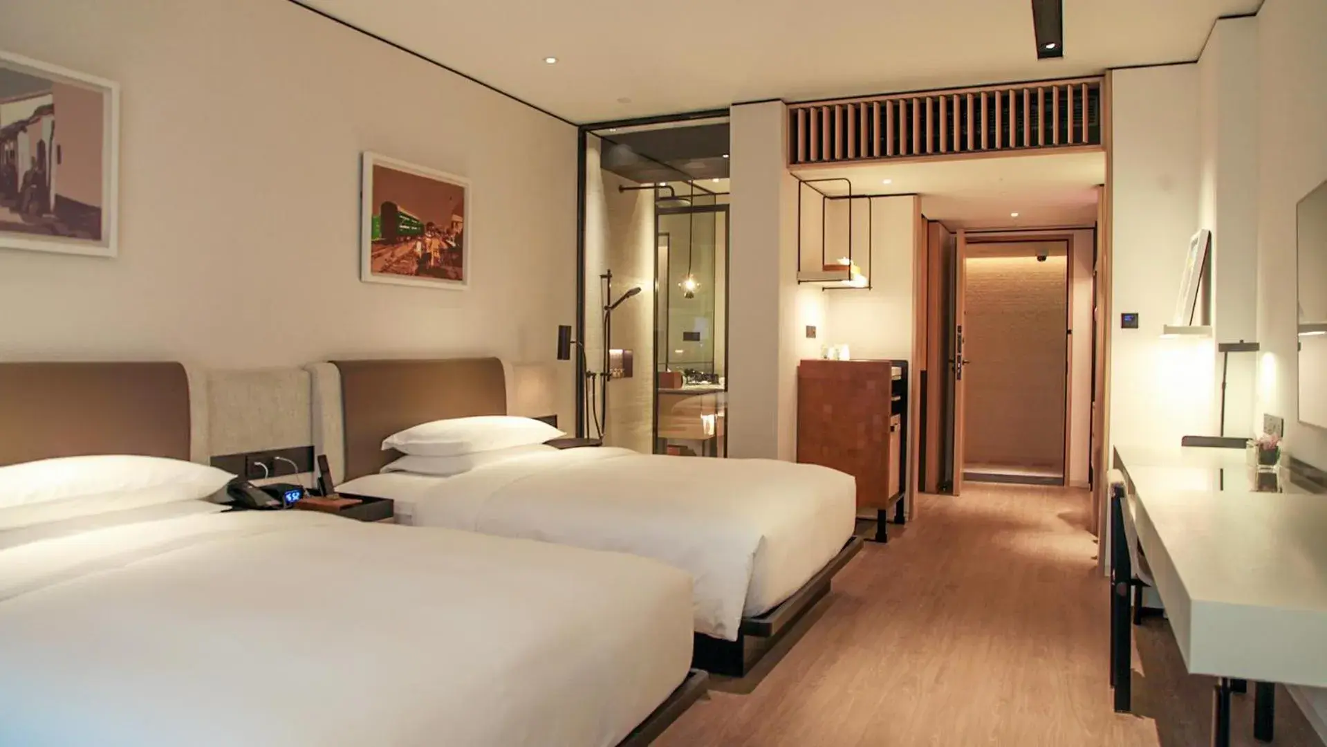 Photo of the whole room, Bed in Hotel Kapok Shenzhen Luohu