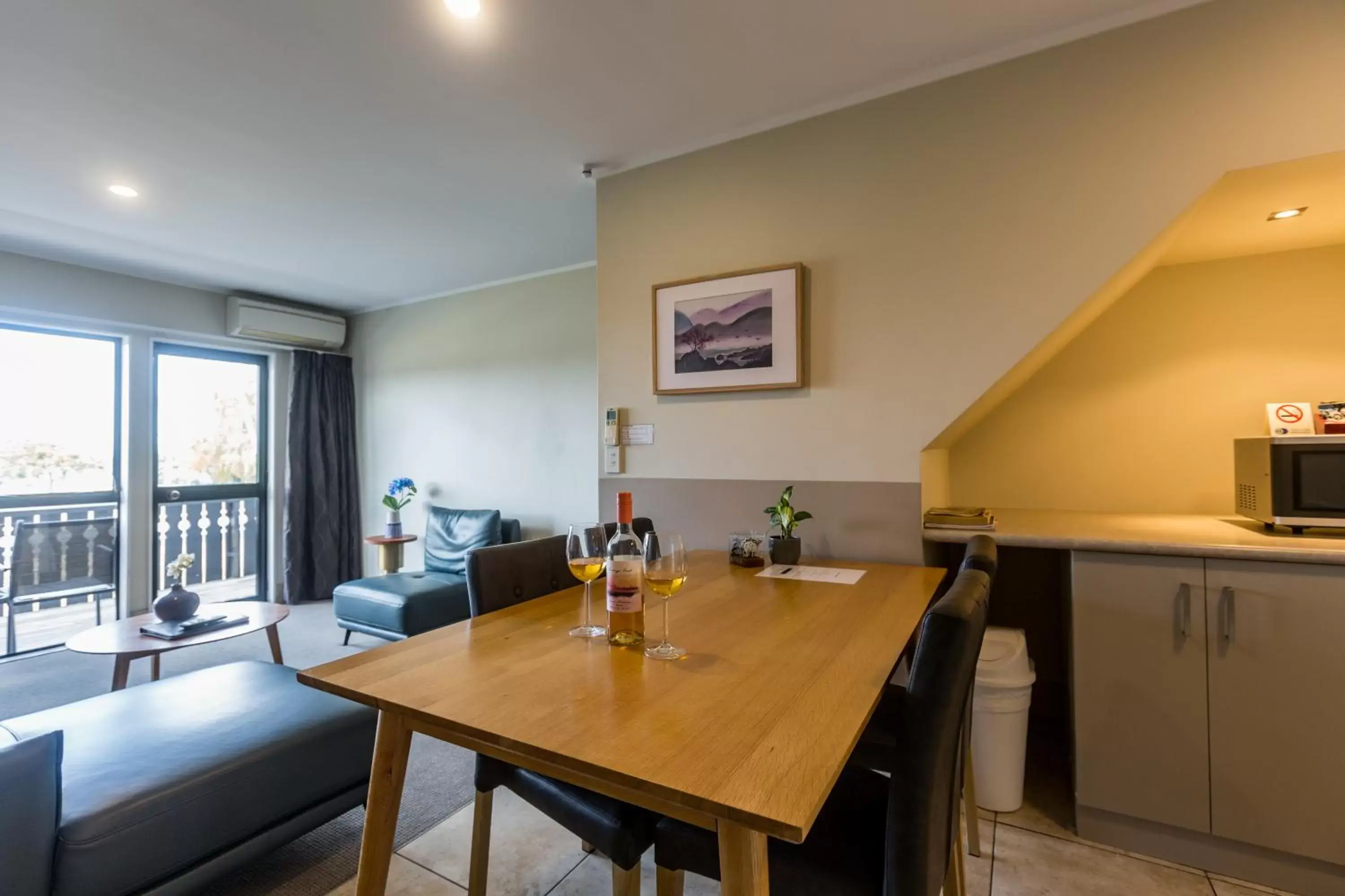 Dining Area in Le Chalet Suisse Motel Taupo