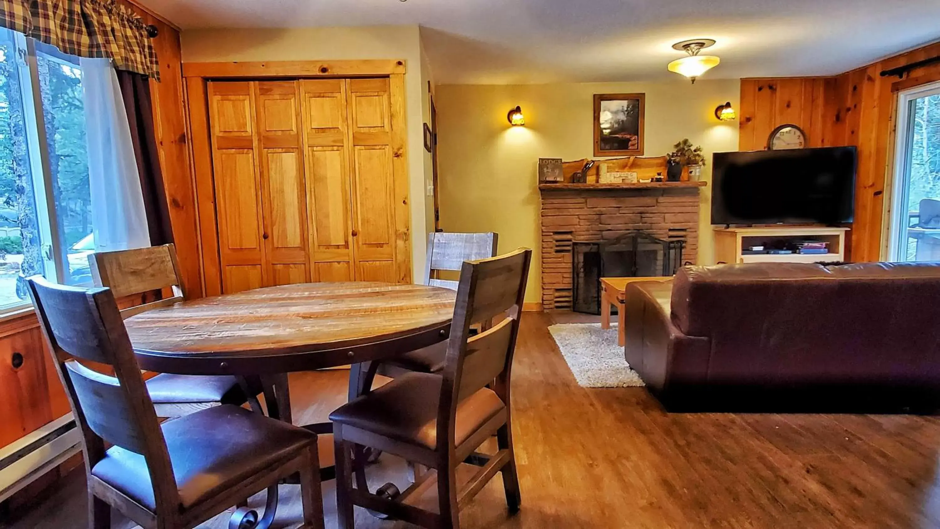 TV and multimedia, Dining Area in The Inn on Fall River & Fall River Cabins
