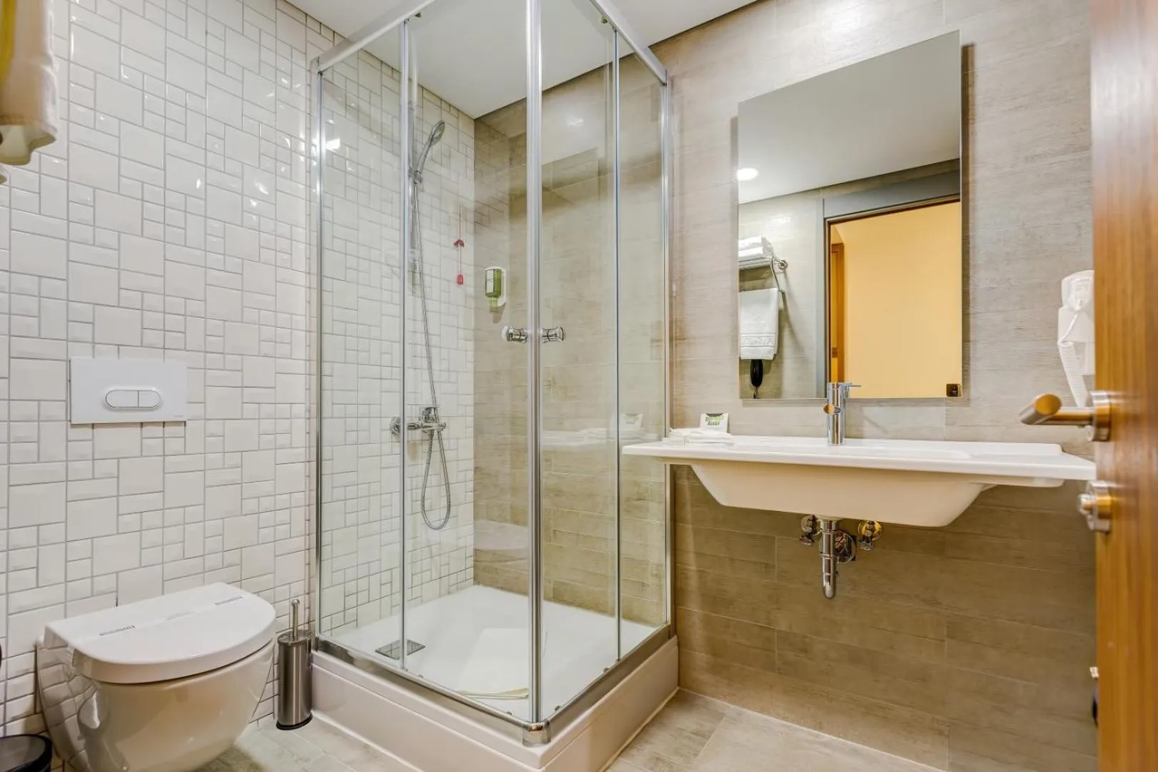 Shower in Plus Hotel Bostanci Atasehir