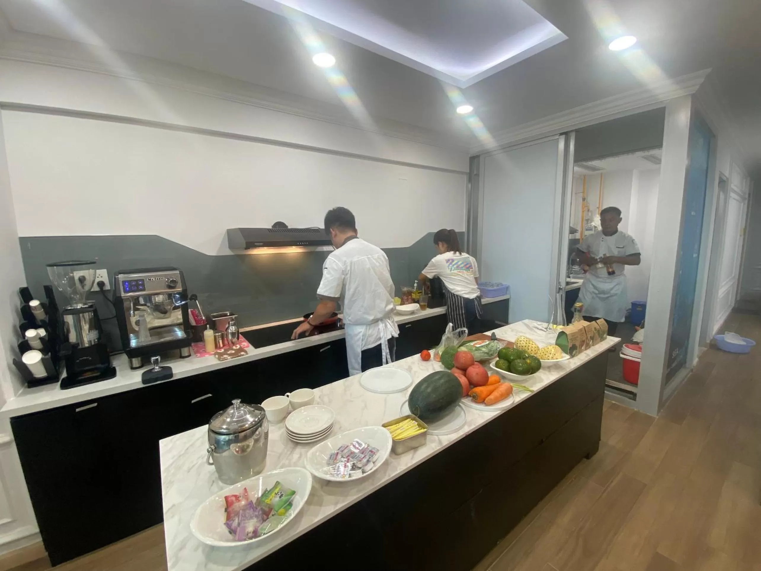 Restaurant/places to eat in Convinia Apartment