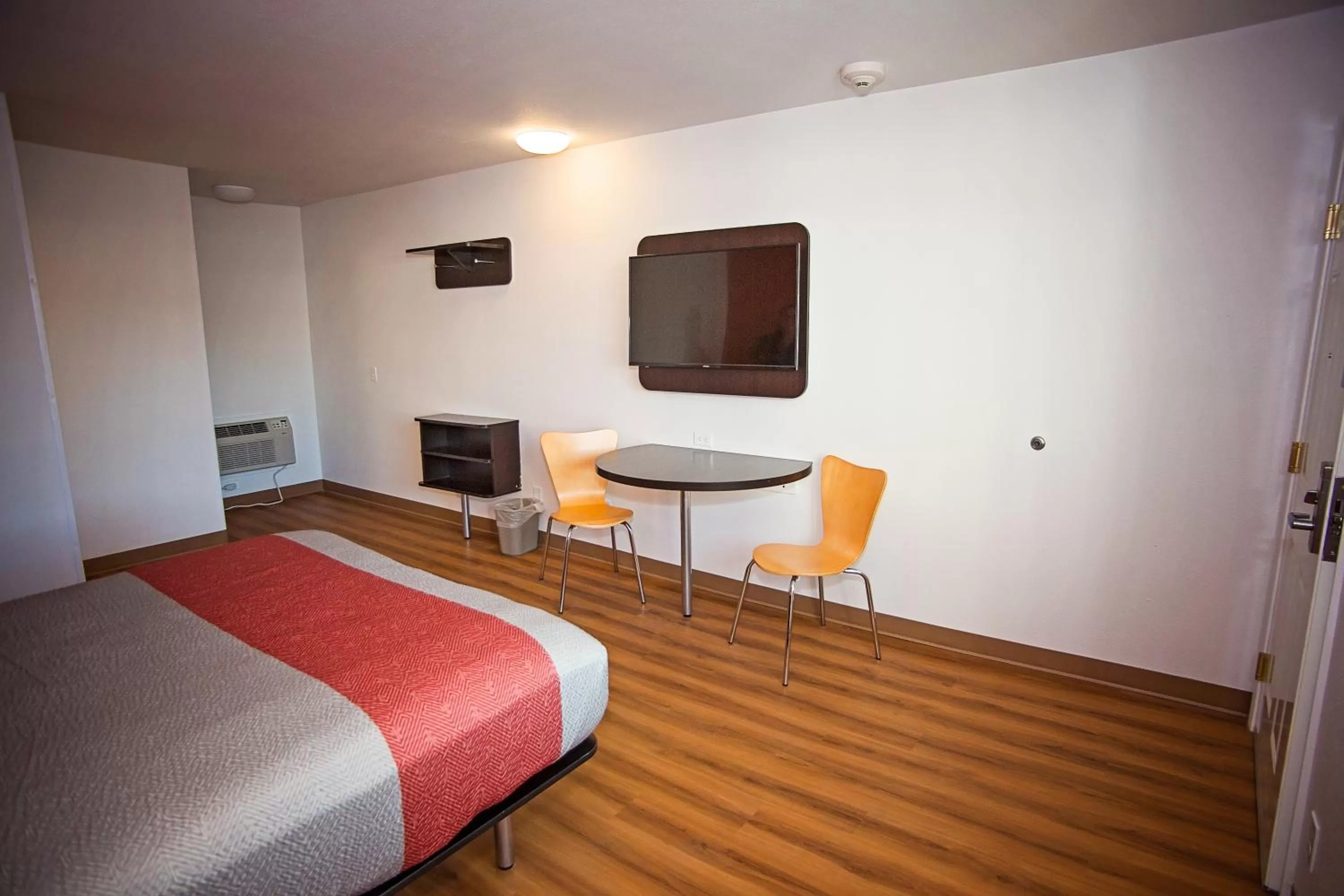 Bedroom, TV/Entertainment Center in Motel 6-Crescent City, CA