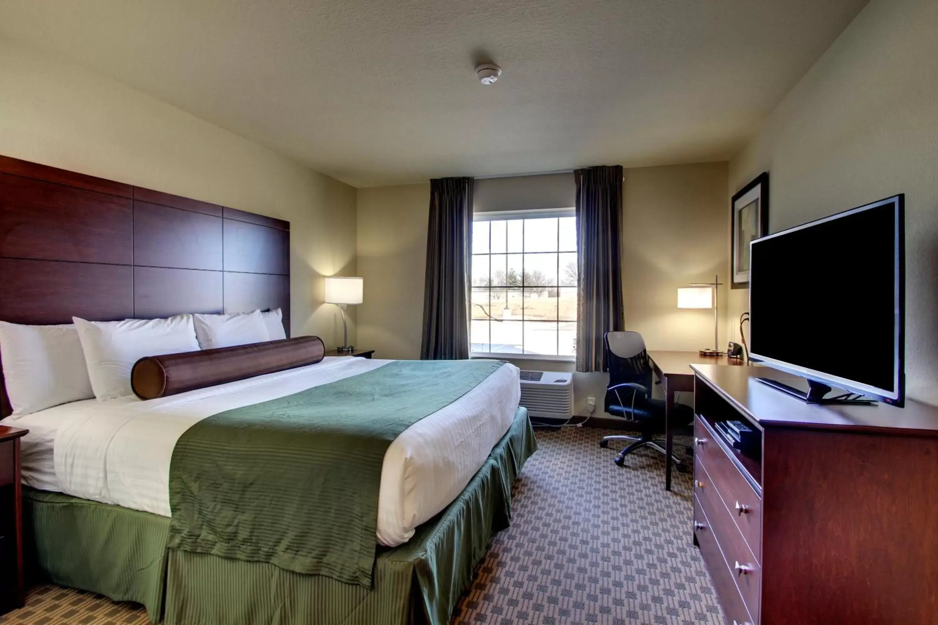 Bed, TV/Entertainment Center in Cobblestone Inn & Suites - Rugby