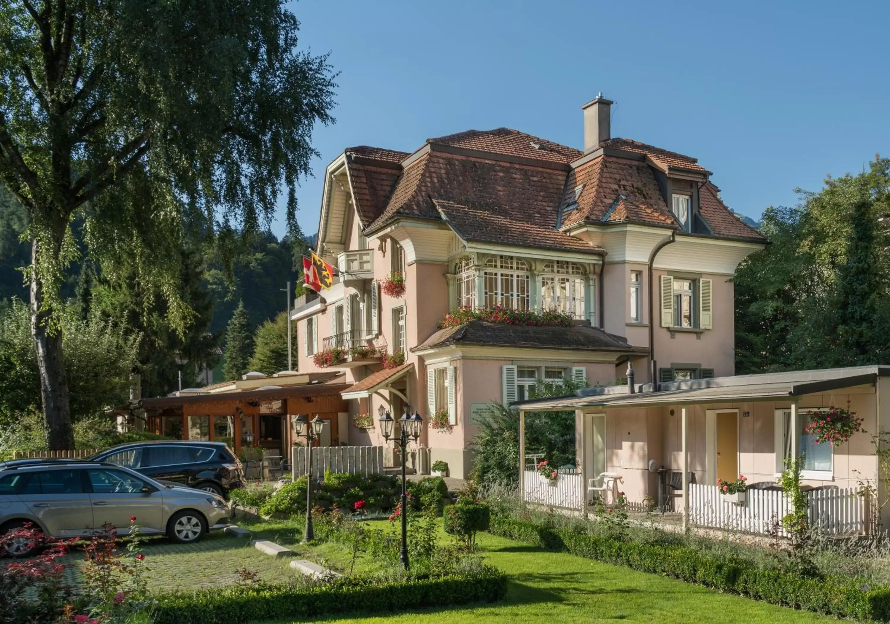 Facade/entrance, Property Building in Swiss Inn & Apartments