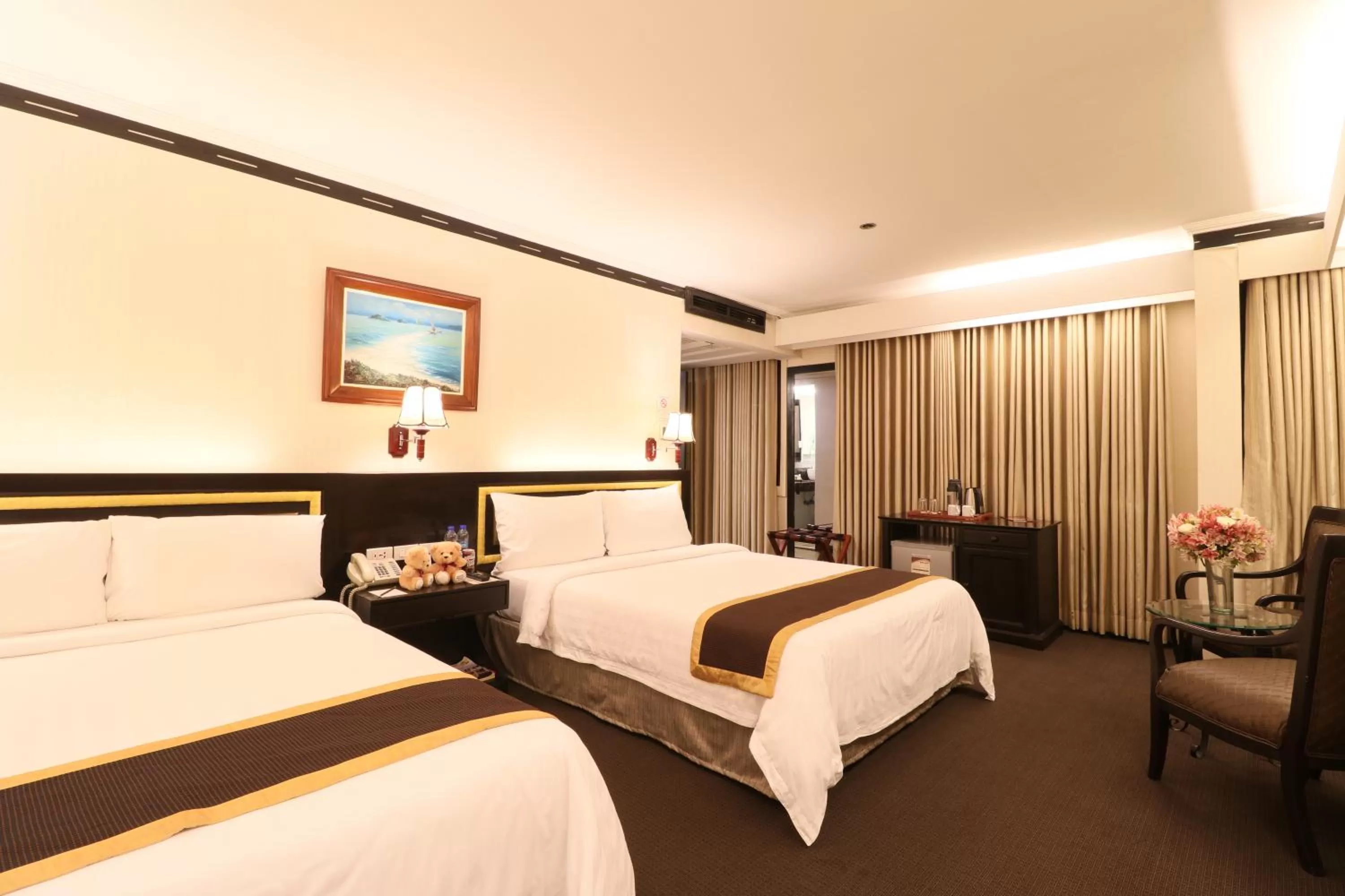 Bed in Bayview Park Hotel Manila