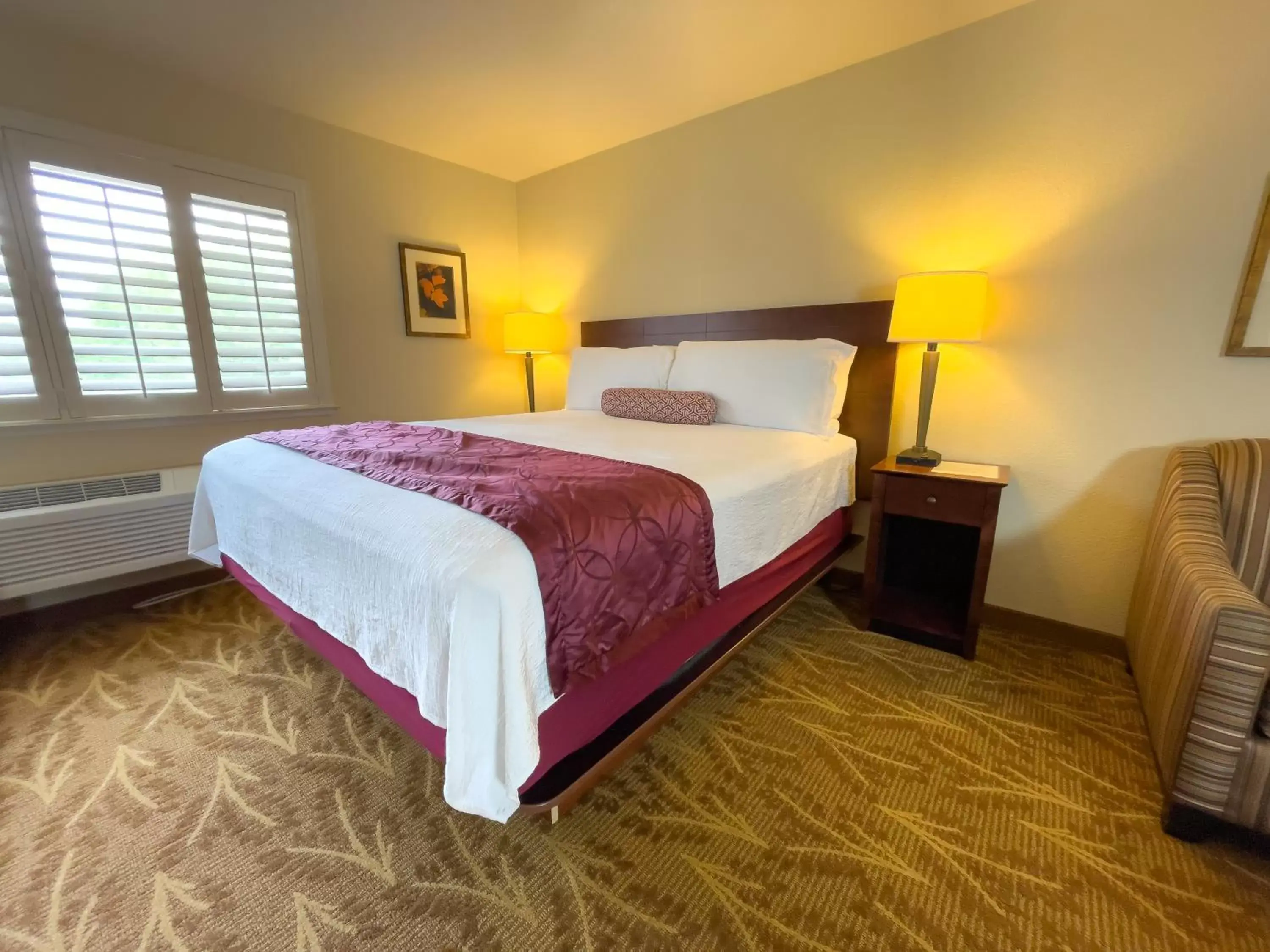 Bedroom, Bed in GOVERNORS INN HOTEL SACRAMENTO