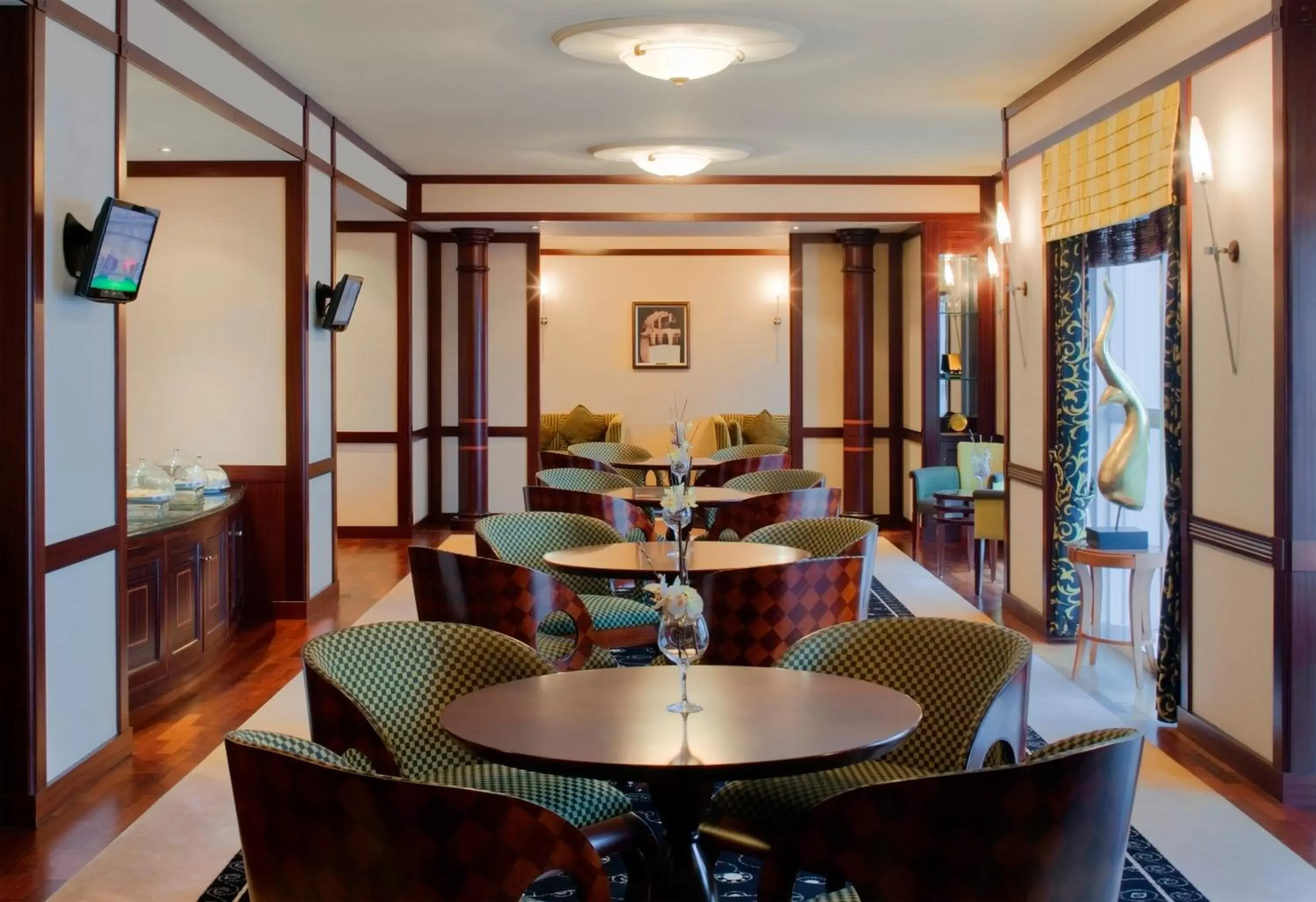Lounge or bar in Dusit Thani Dubai