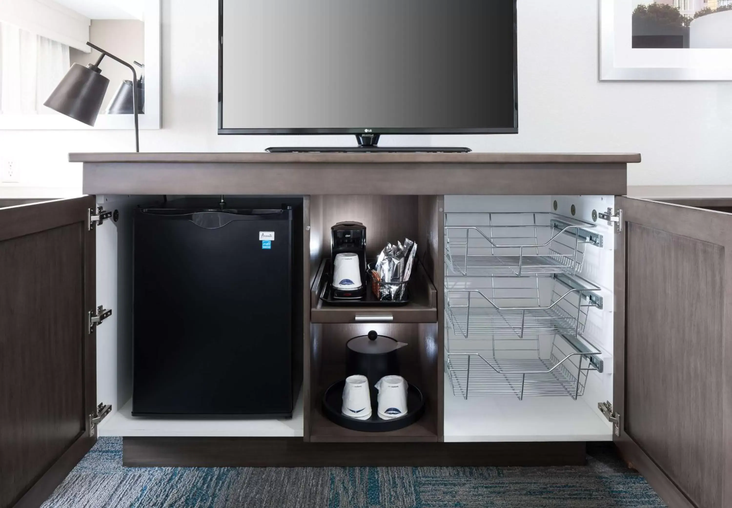 Bed, TV/Entertainment Center in Hampton Inn St Louis- at the Arch