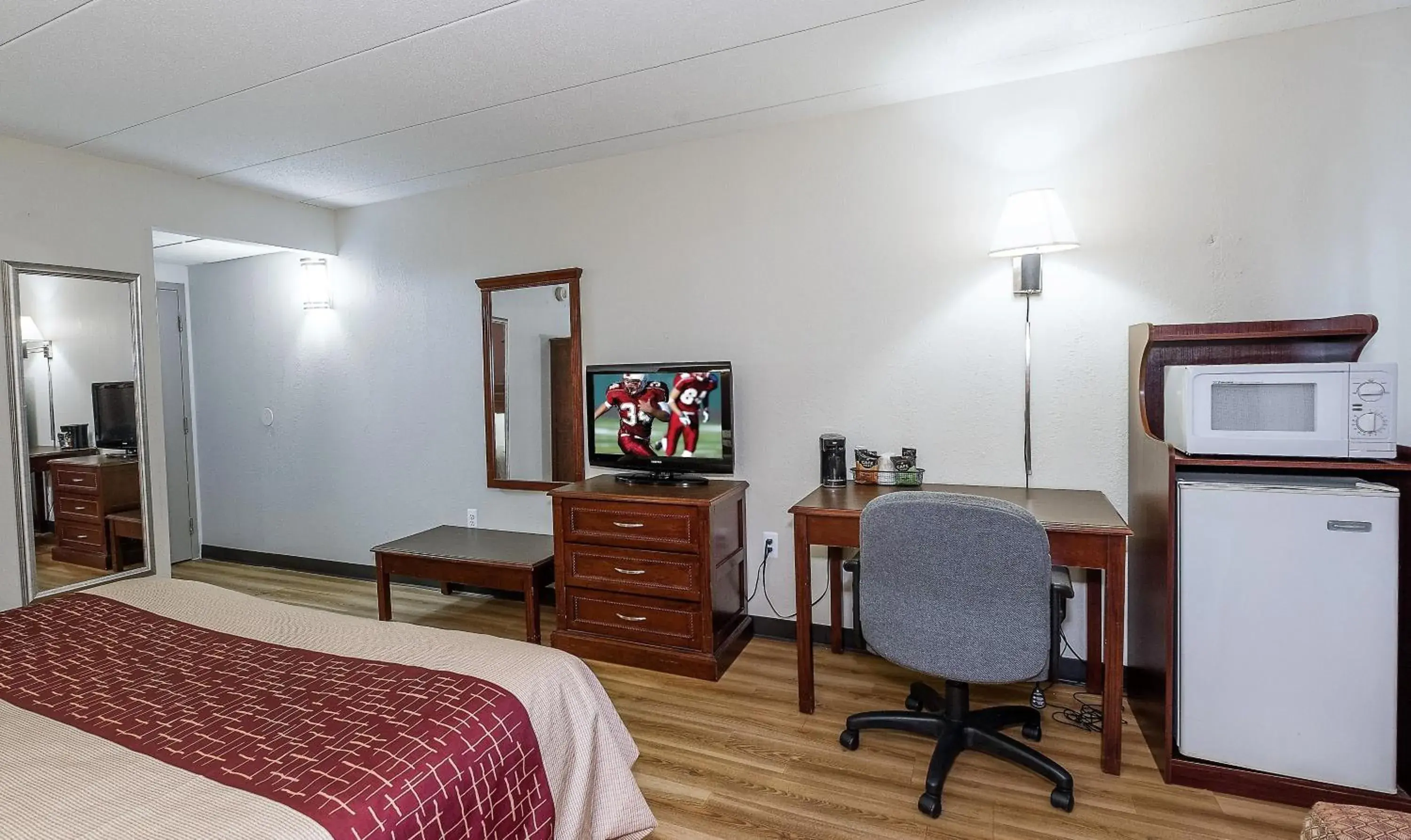 Photo of the whole room, TV/Entertainment Center in Red Roof Inn Hartford - Vernon