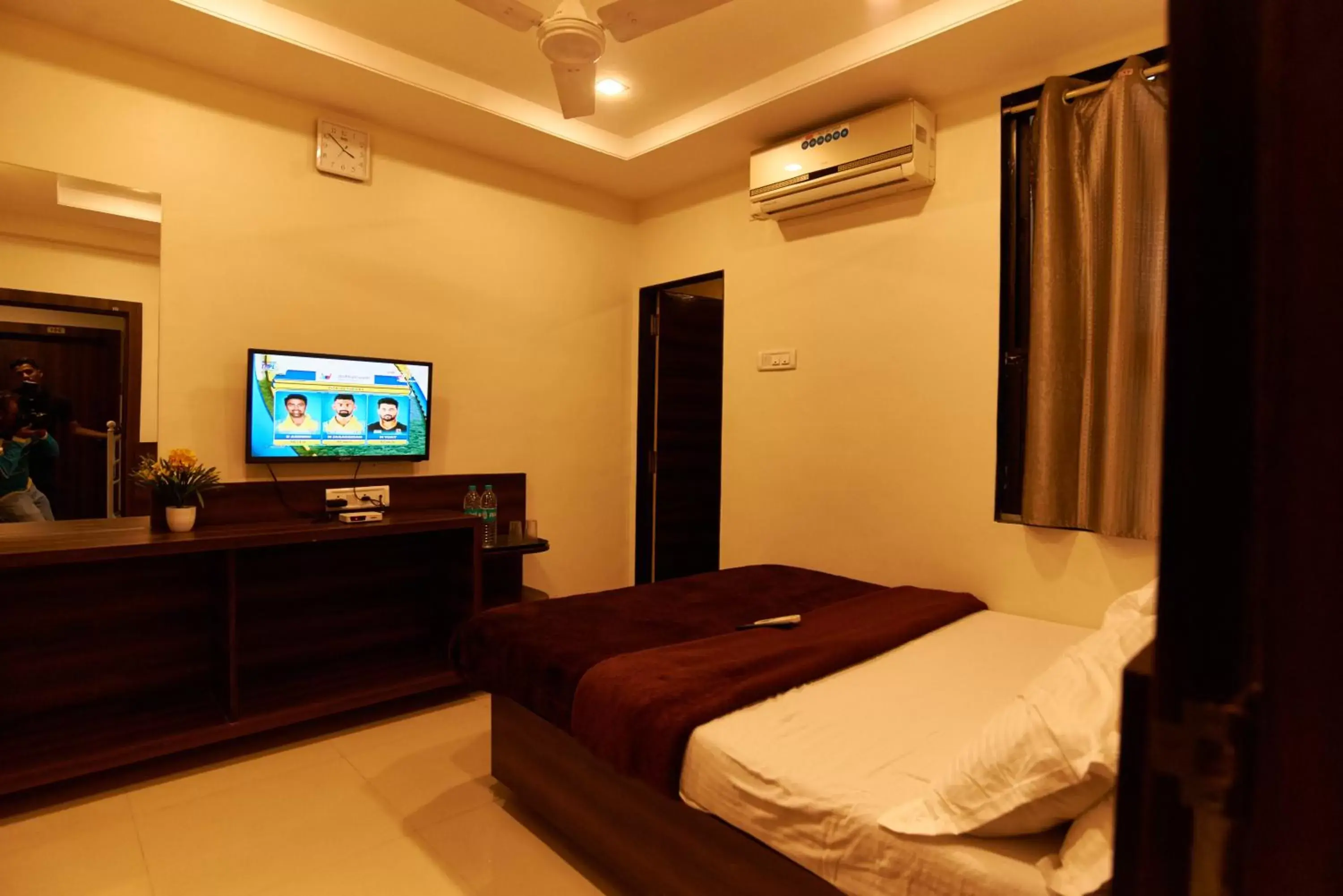 Bedroom, TV/Entertainment Center in Hotel Disha Palace