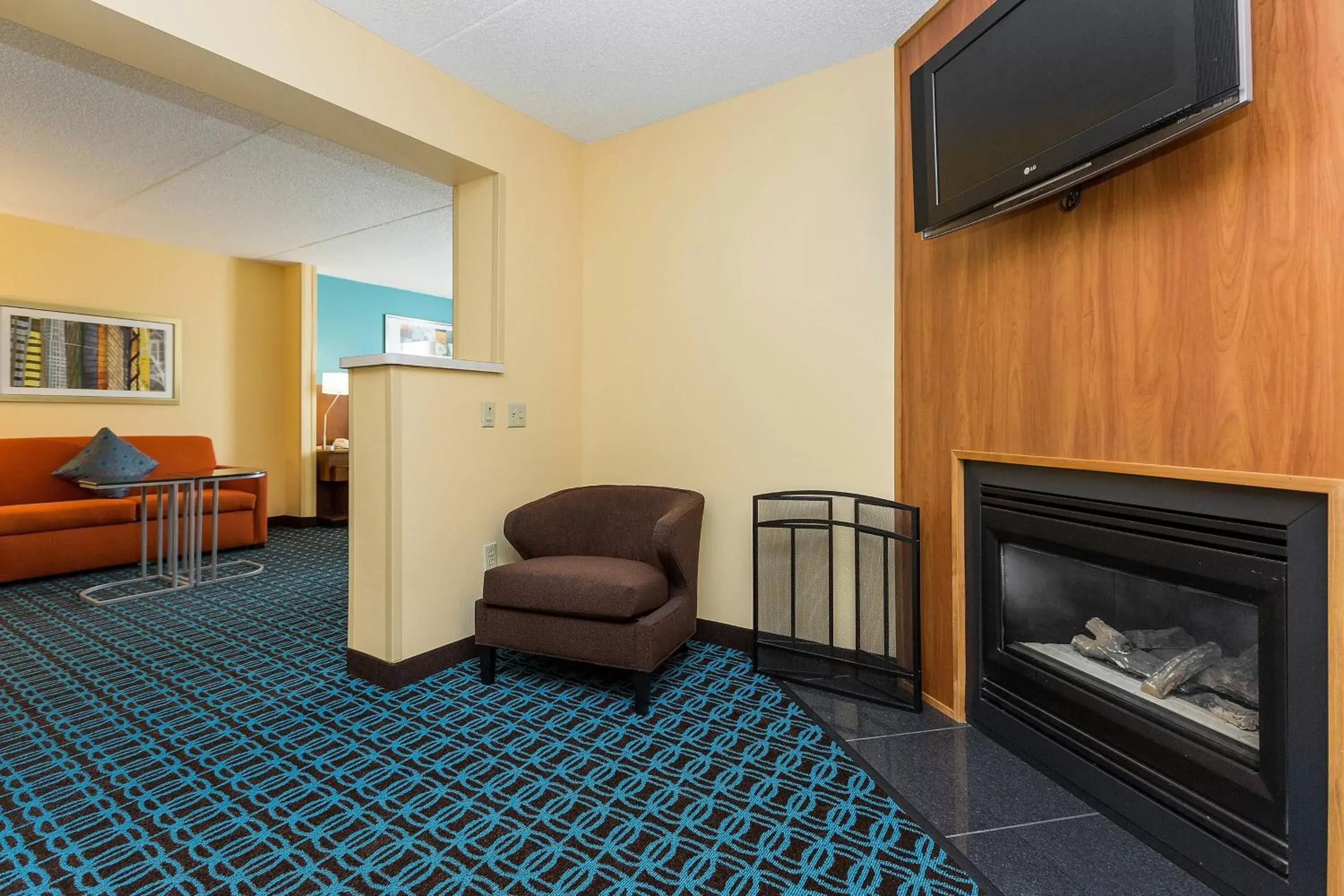 Bedroom, TV/Entertainment Center in Fairfield Inn & Suites Des Moines West