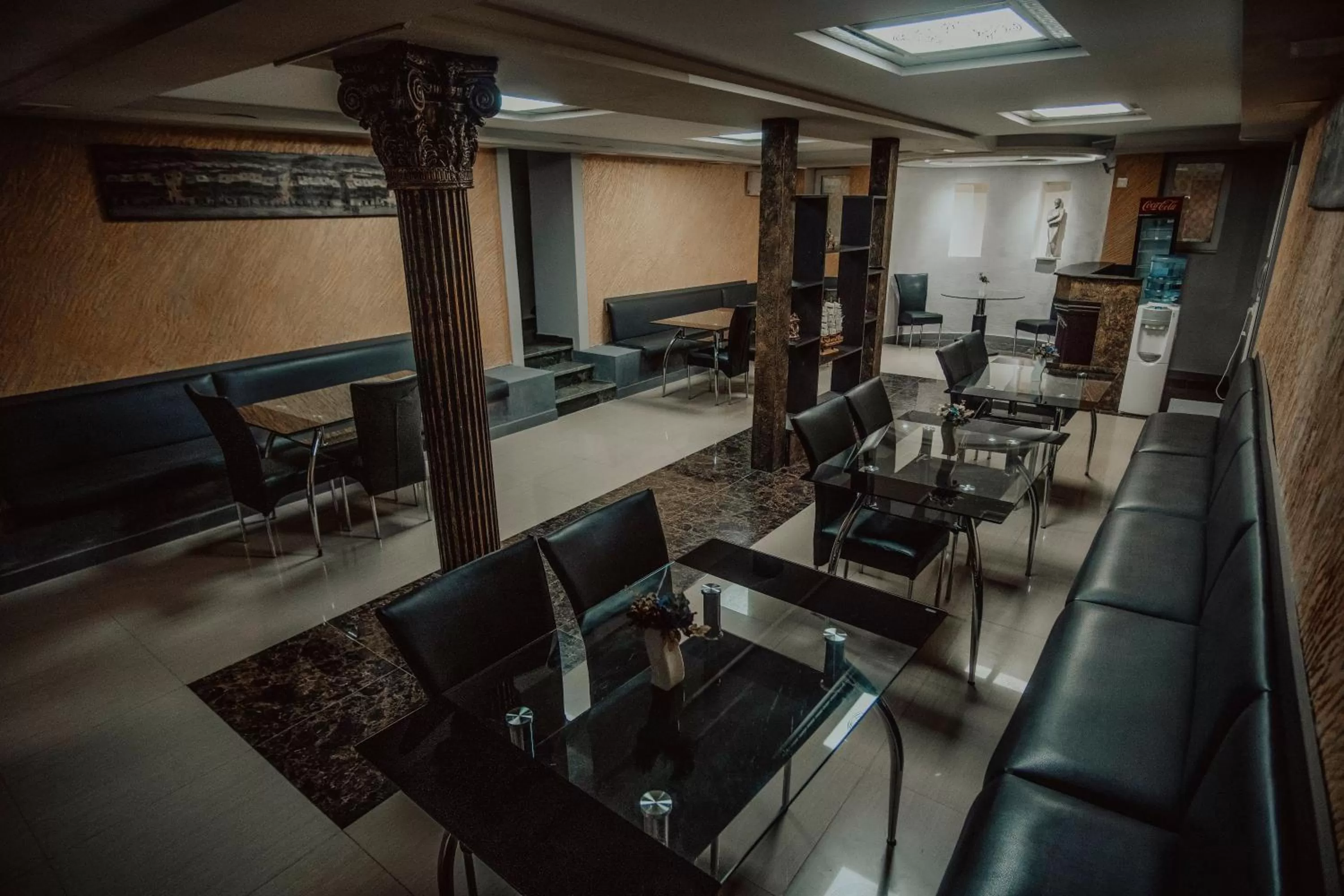 Restaurant/places to eat in Discovery Hotel