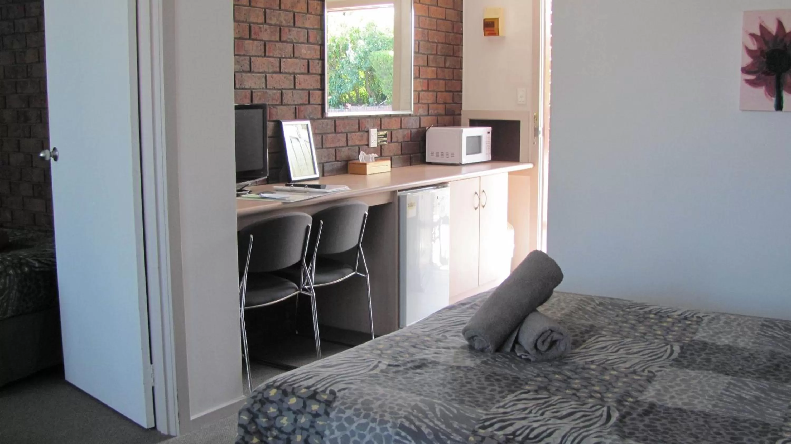 Bedroom, Bed in Bristol Hill Motor Inn