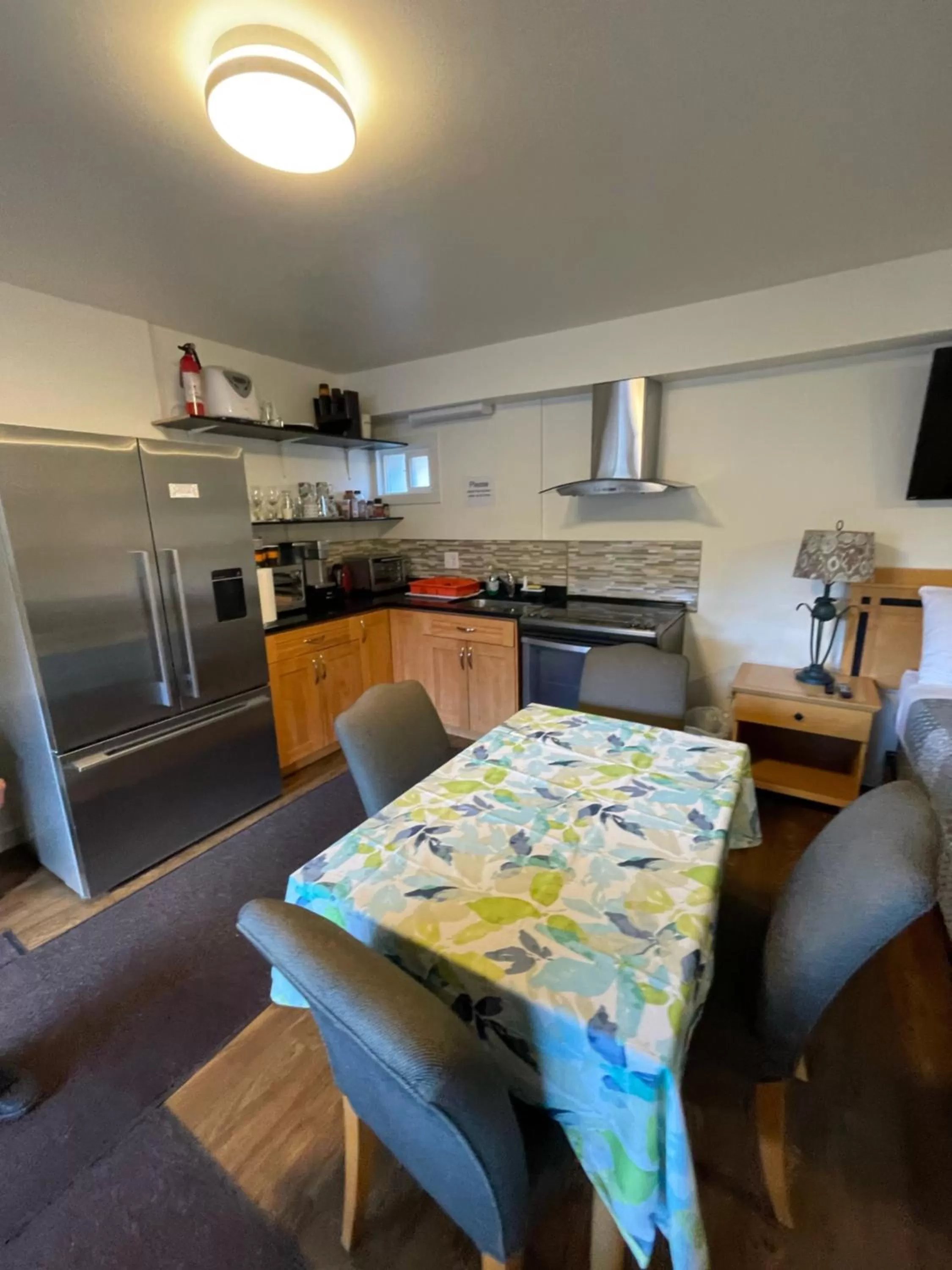 Kitchen or kitchenette in Sunset Motel