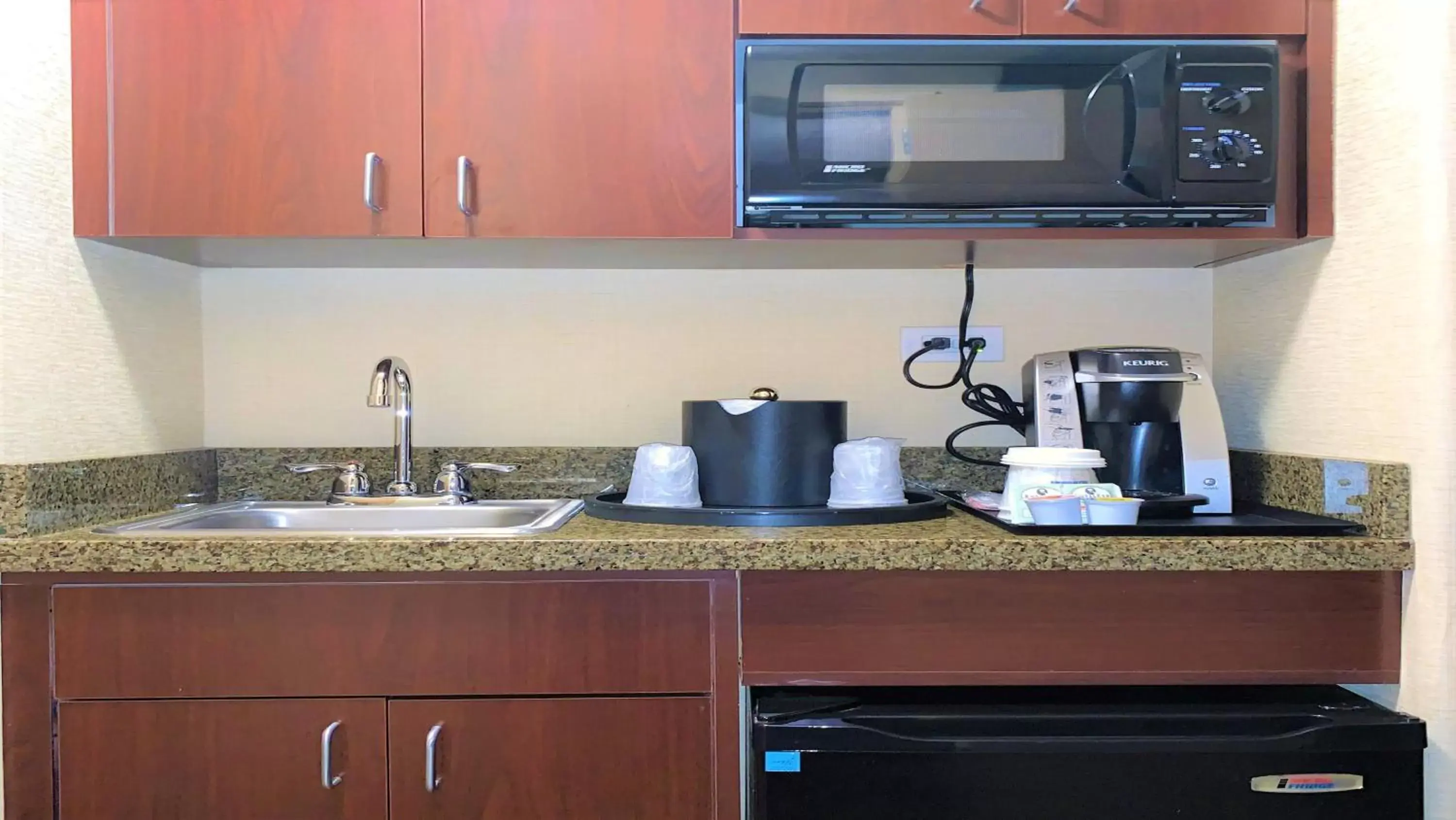 Coffee/tea facilities, Kitchen/Kitchenette in Holiday Inn Express Fresno Northwest - Herndon, an IHG Hotel